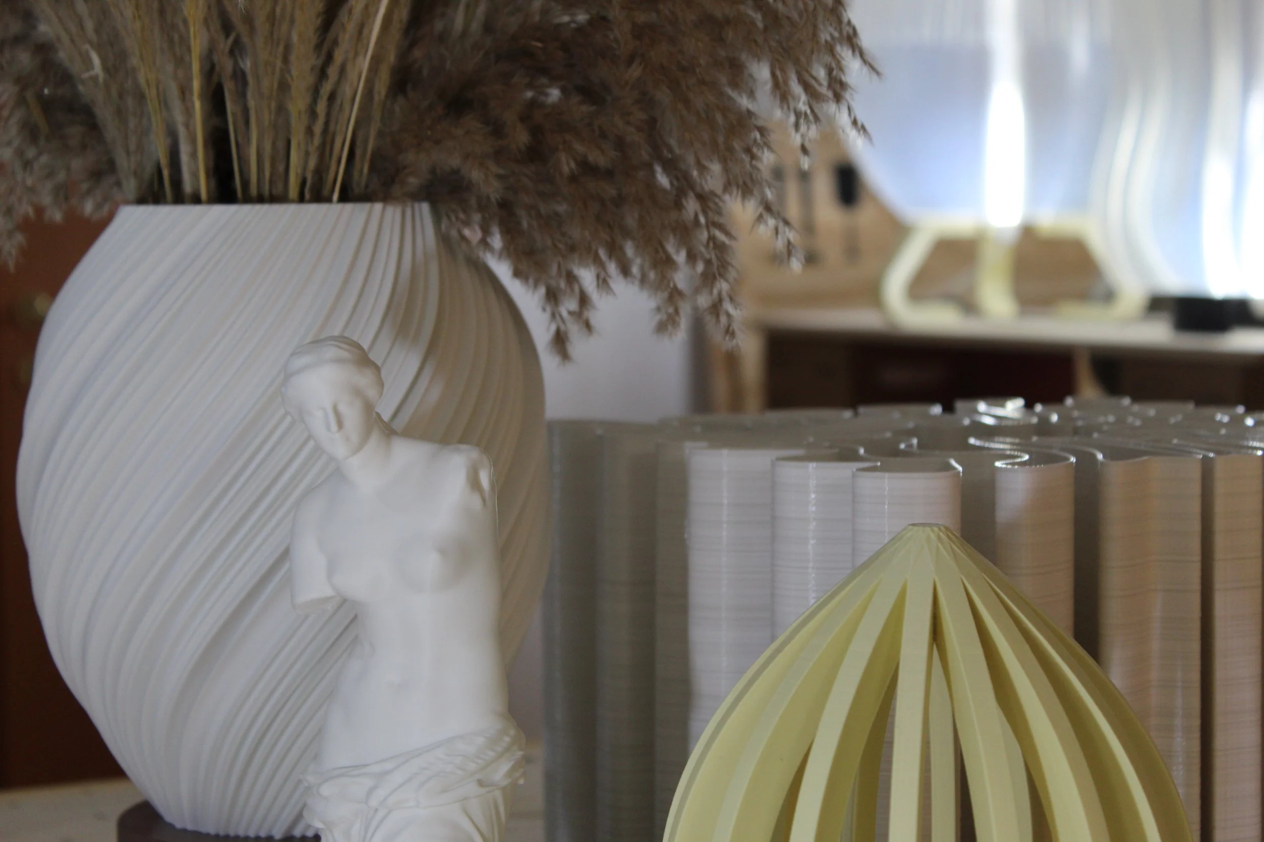Vaso bianco decorato con un busto in stile classico e fiori secchi marroni