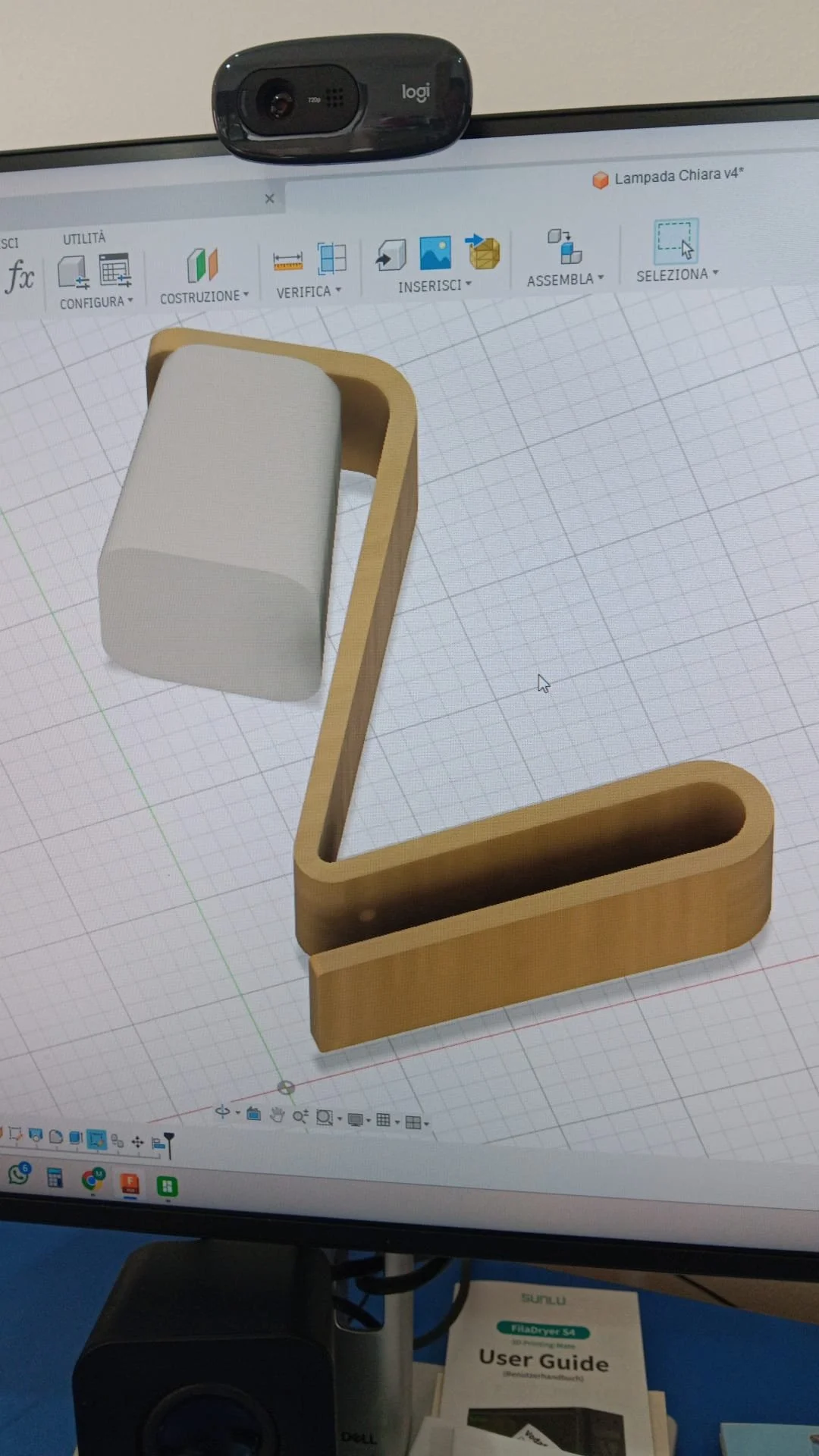 Schermata di un software di progettazione 3D con un modello di un portachiavi in legno e plastica