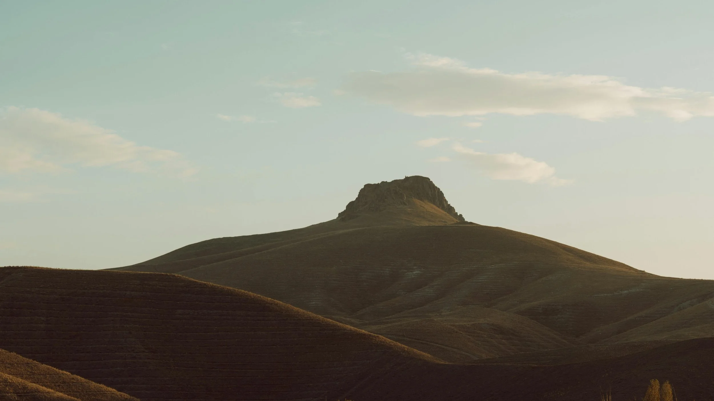 Weite Landschaft mit Berg und natürlicher Ruhe