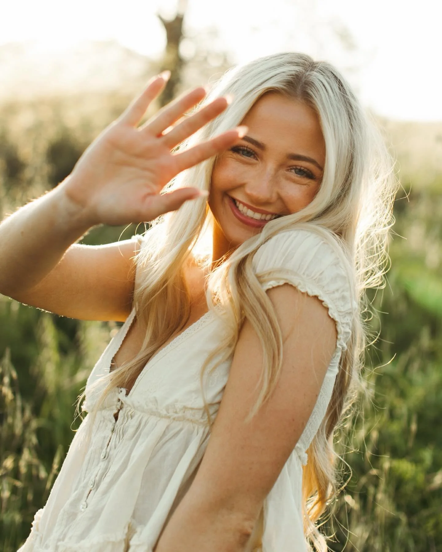 Butterfly season 💛 @gillianshiplee 

#seniorsunday #californiasunset #visaliaseniorphotographer #kingsburgseniorphotographer #californiaseniorphotographer CaliforniaSunset CaliforniaSeniors CentralValleyPhotographer