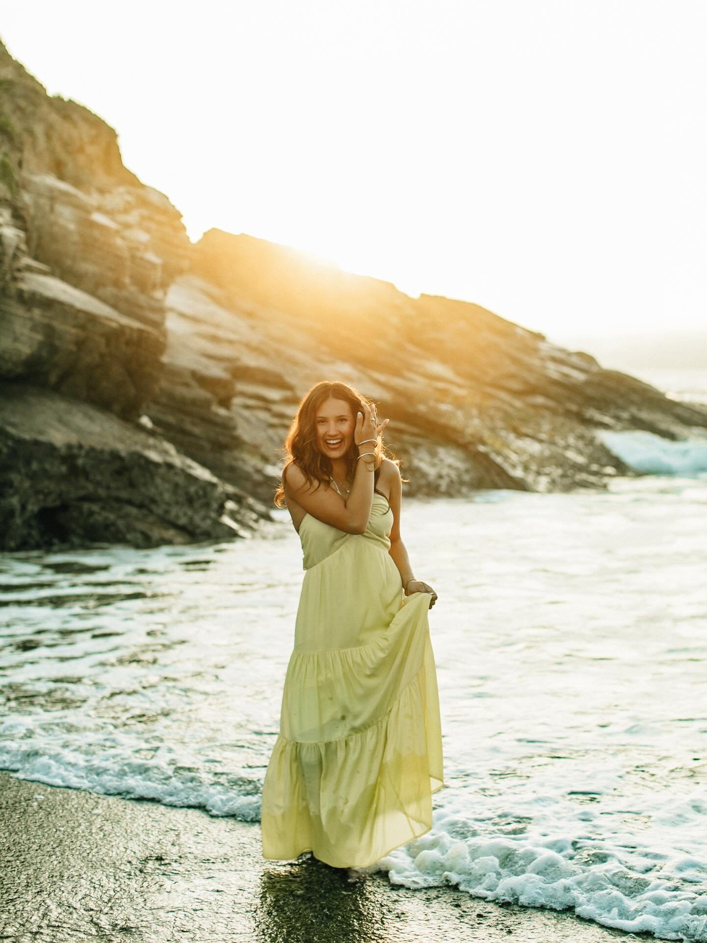 Ahh what a dream spot and sunset for this girl @sophialynn_diaz 🫶🏼 

Sharing more soon.. 

#seniorphotos #seniorphotographer #californiaphotograoher #centralcaliforniaphotographer #lifestylephotographer