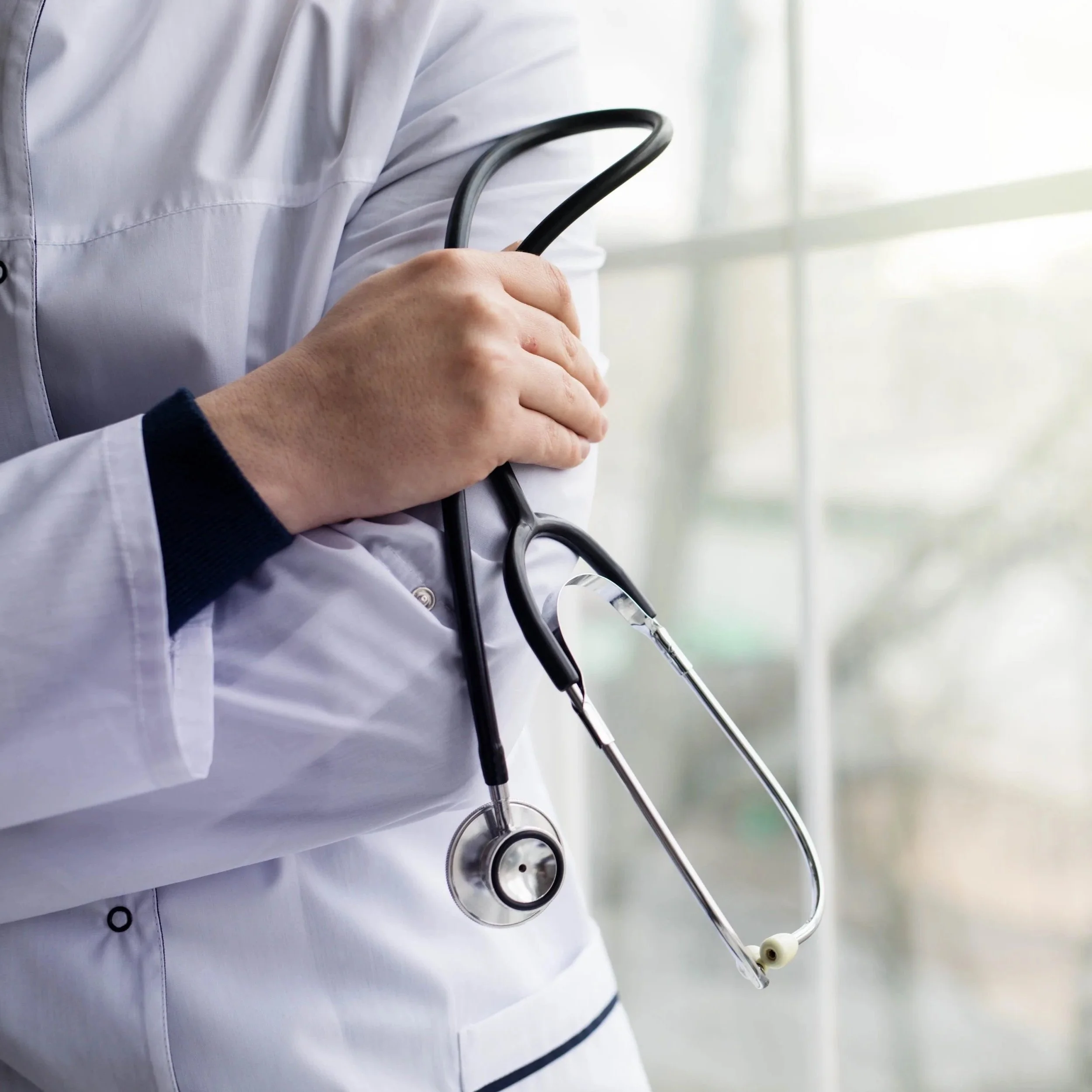 How do I choose a safe aesthetic practitioner?