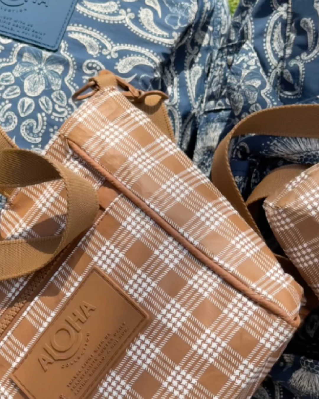 Aloha Collection ——————
Splash-proof travel bags