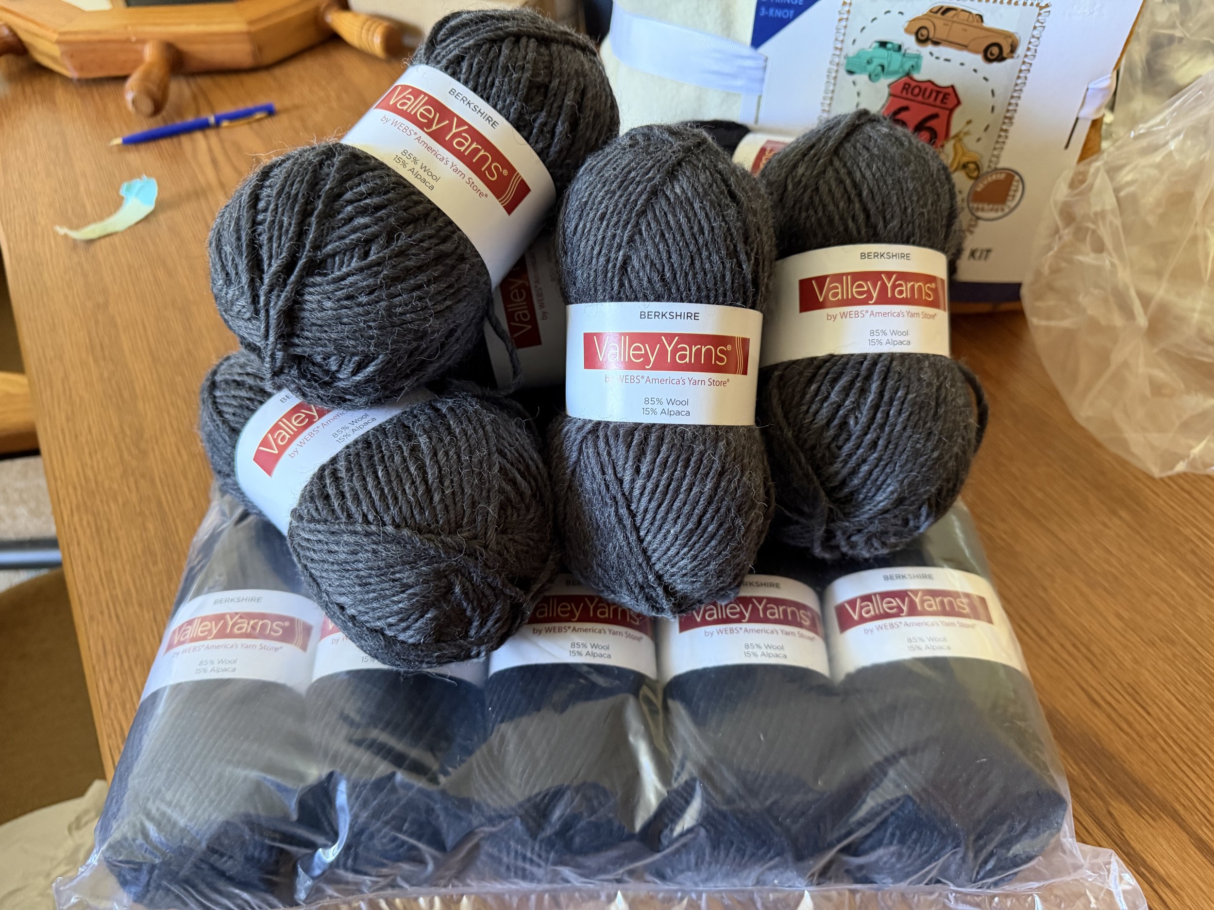 Yarn Lot - Berkshire Yarns Skeins Charcoal (4) and Black (12) Alpaca and Wool

SILENT