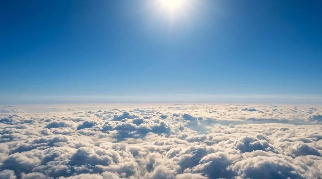 soleil au-dessus des nuages