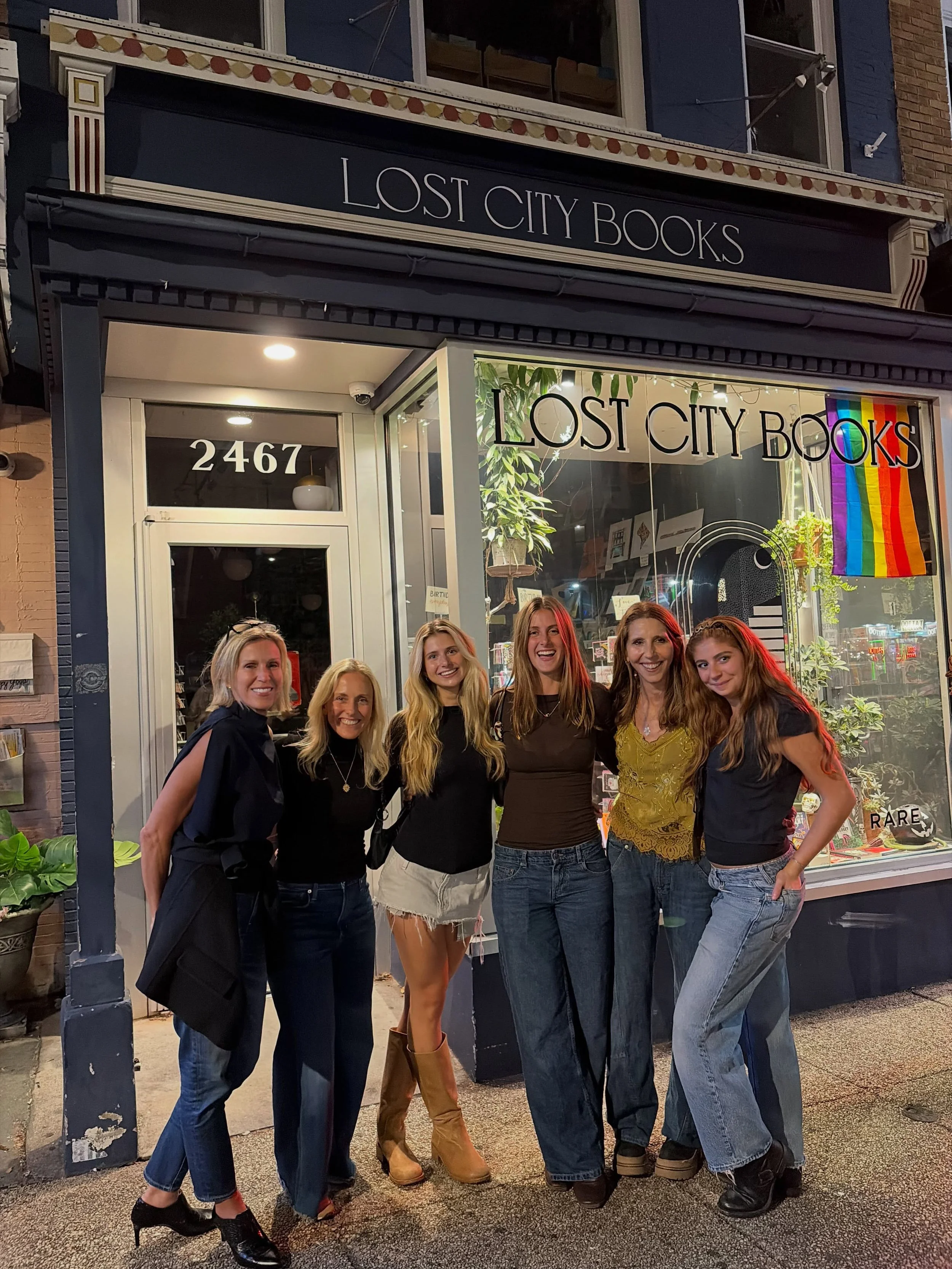 I wish every weekend could be PARENTS WEEKEND! Loved every minute with this crew last week! 

Thoughts in no particular order...

👉Yes...I did make us all pose in front of this amazing local bookshop...next time I'm dreaming of my book being there! 