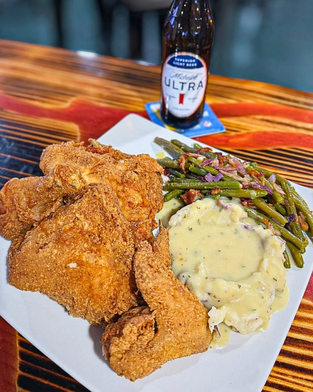Golden, crispy perfection meets creamy comfort. 🍗✨ You need a plate of fried chicken served with buttery mashed potatoes and fresh green beans. It's our classic combo for Friday junior that never disappoints 👌