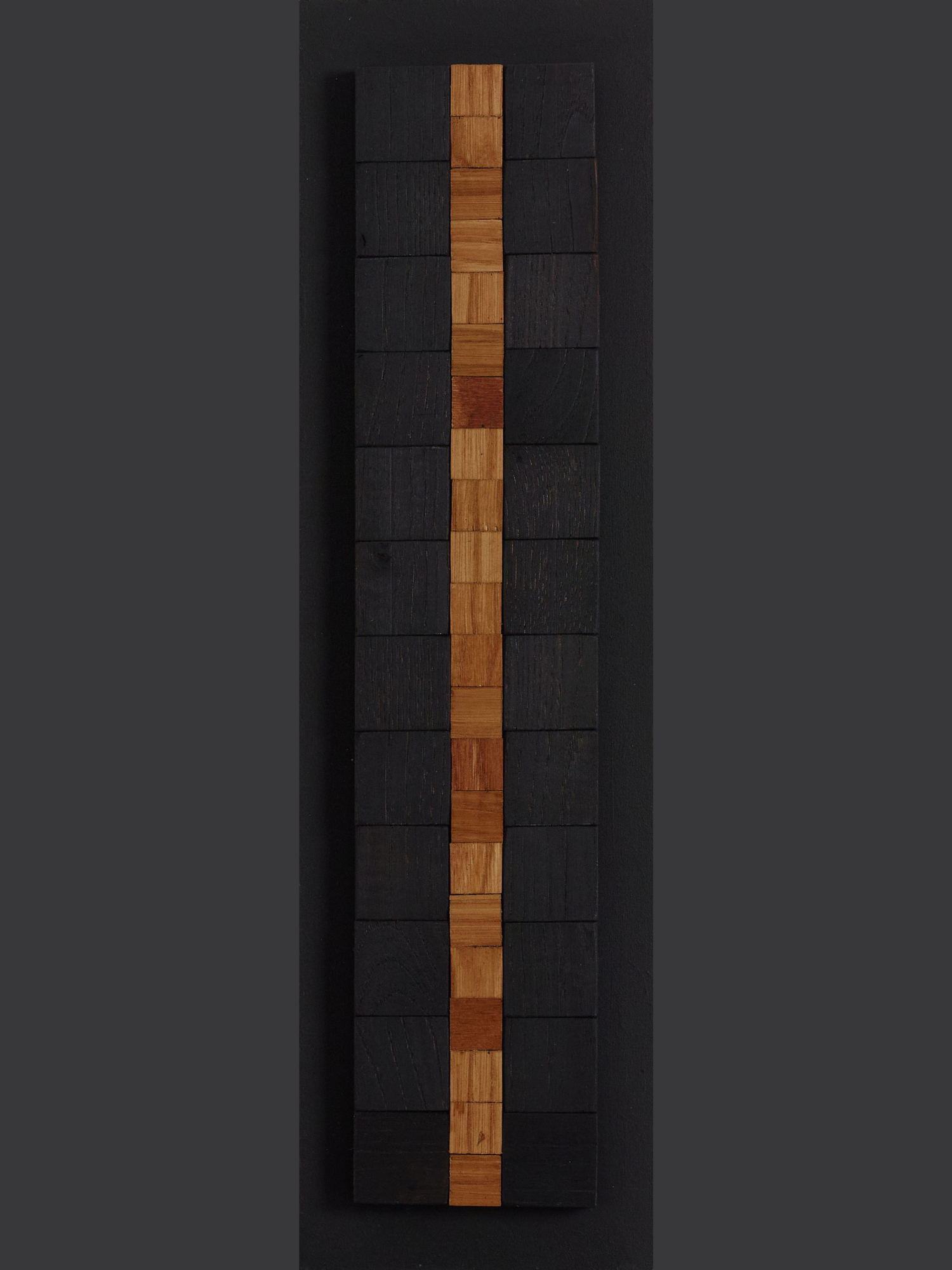 tableau-bois-brut-bois-noir-geometrie-lignes-ligne-lueur-matiere-trois-temps-symetrie-assemblage-composition-art-mural.png