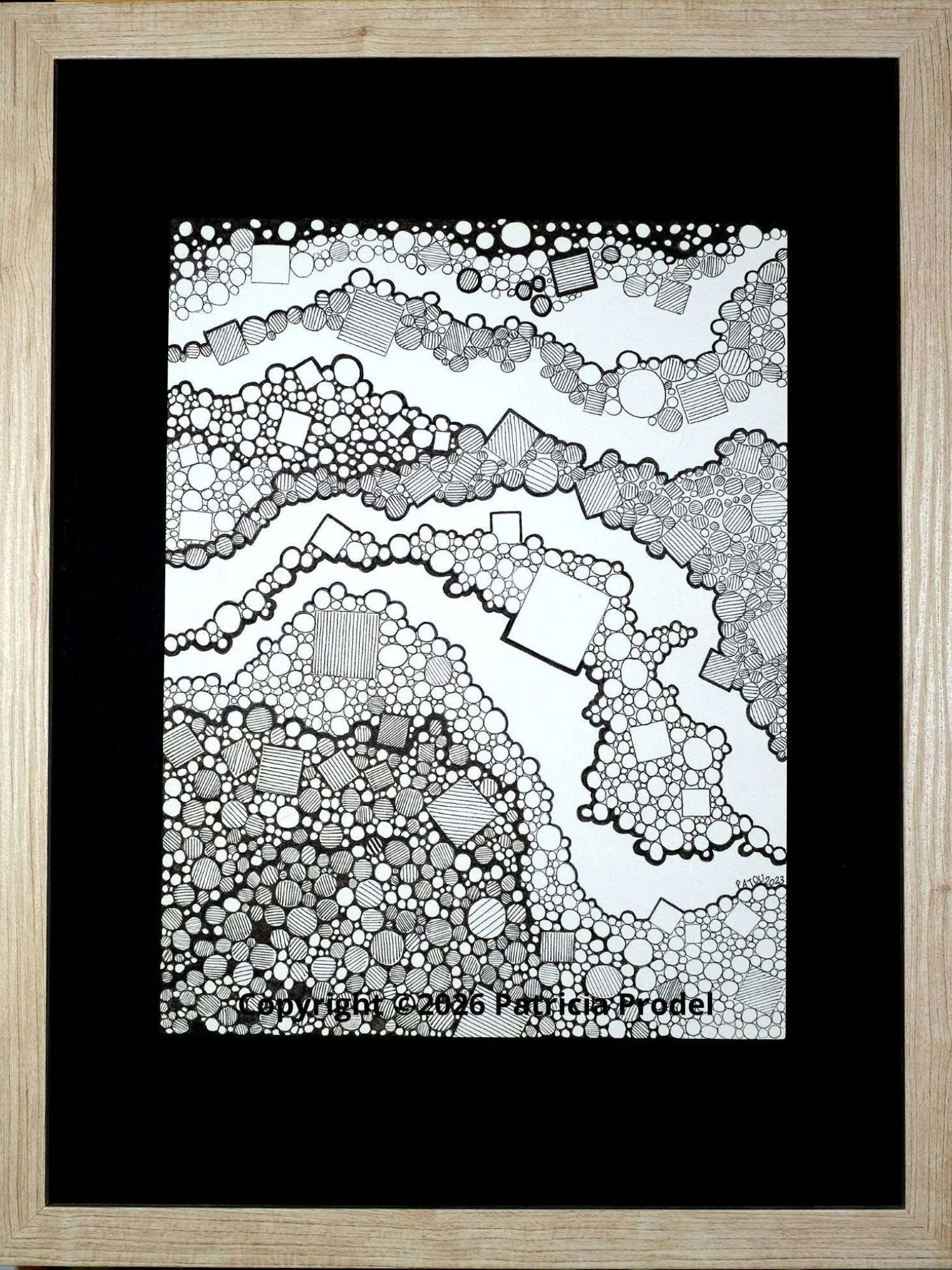 dessin-fait-main-encre-geometrie-abstrait-noir-et-blanc-artiste-traits-lignes-contraste-ombres-imaginaire-cercles-carres.jpg