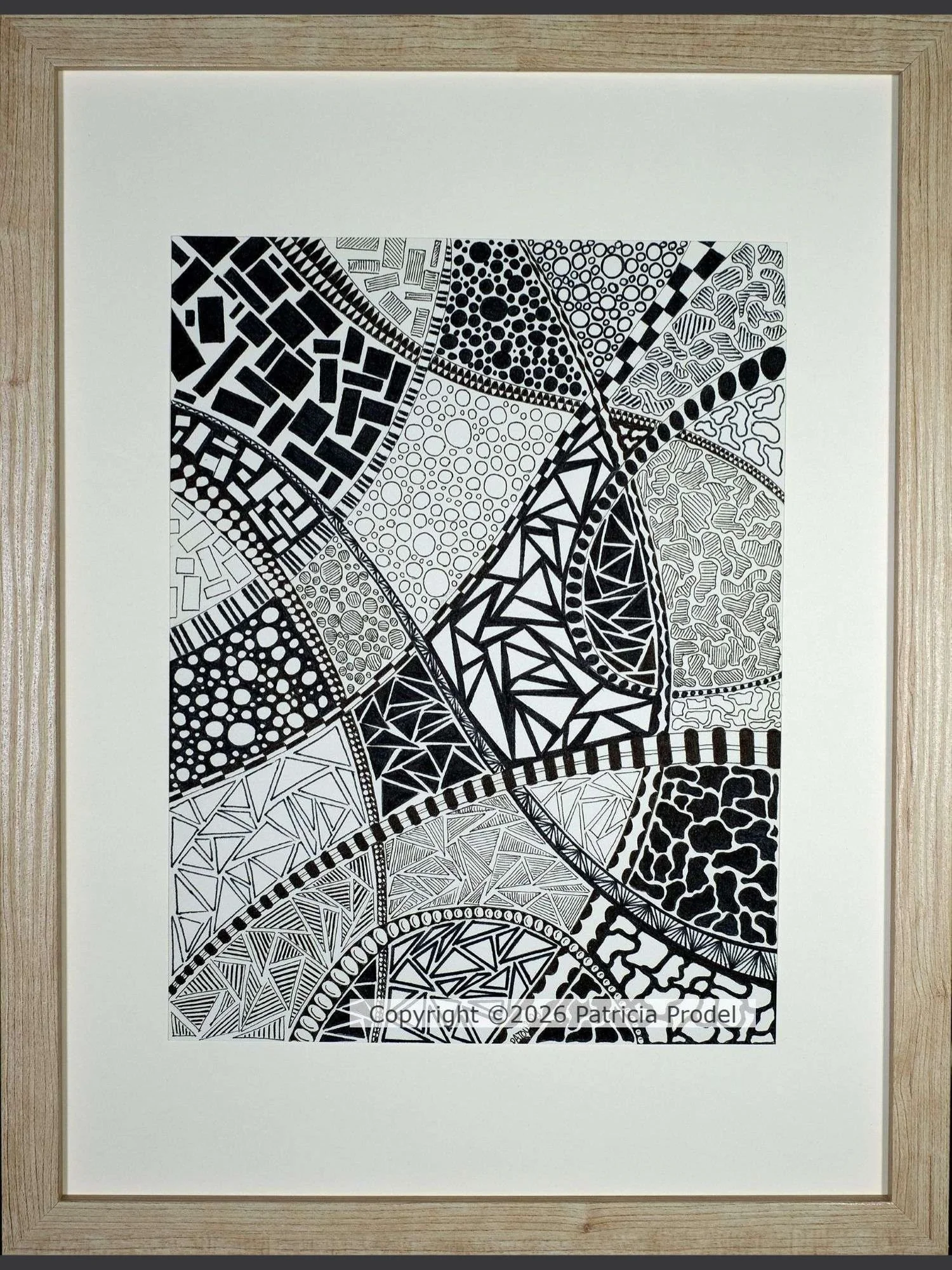 dessin-fait-main-encre-geometrie-abstrait-noir-et-blanc-artiste-traits-lignes-contraste-triangle-rectangle-imaginaire-.jpg