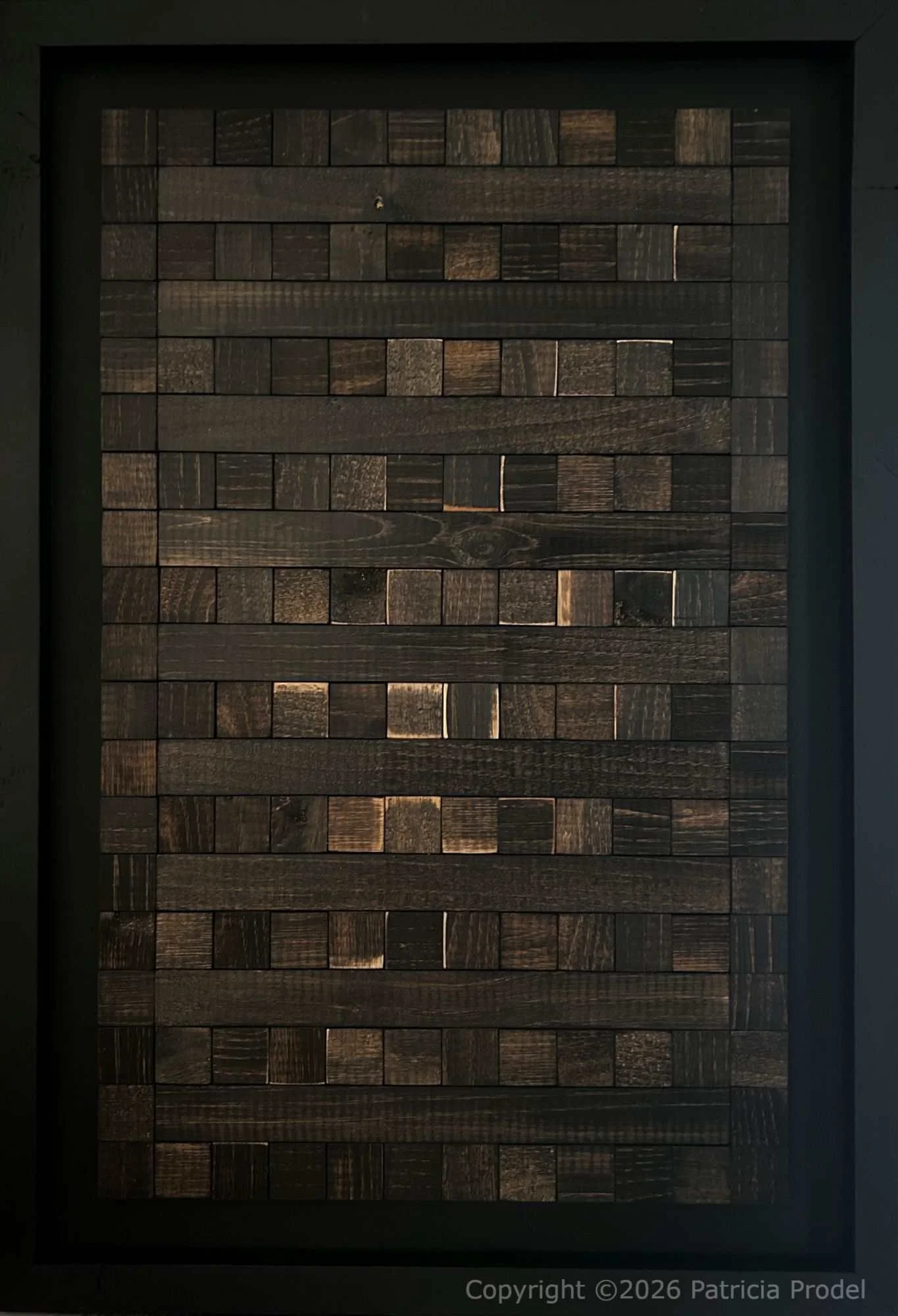 tableau-bois-geometrie-lignes-carres-profondeur-matiere-cadre-symetrie-noir-assemblage-composition-art-mural.jpg