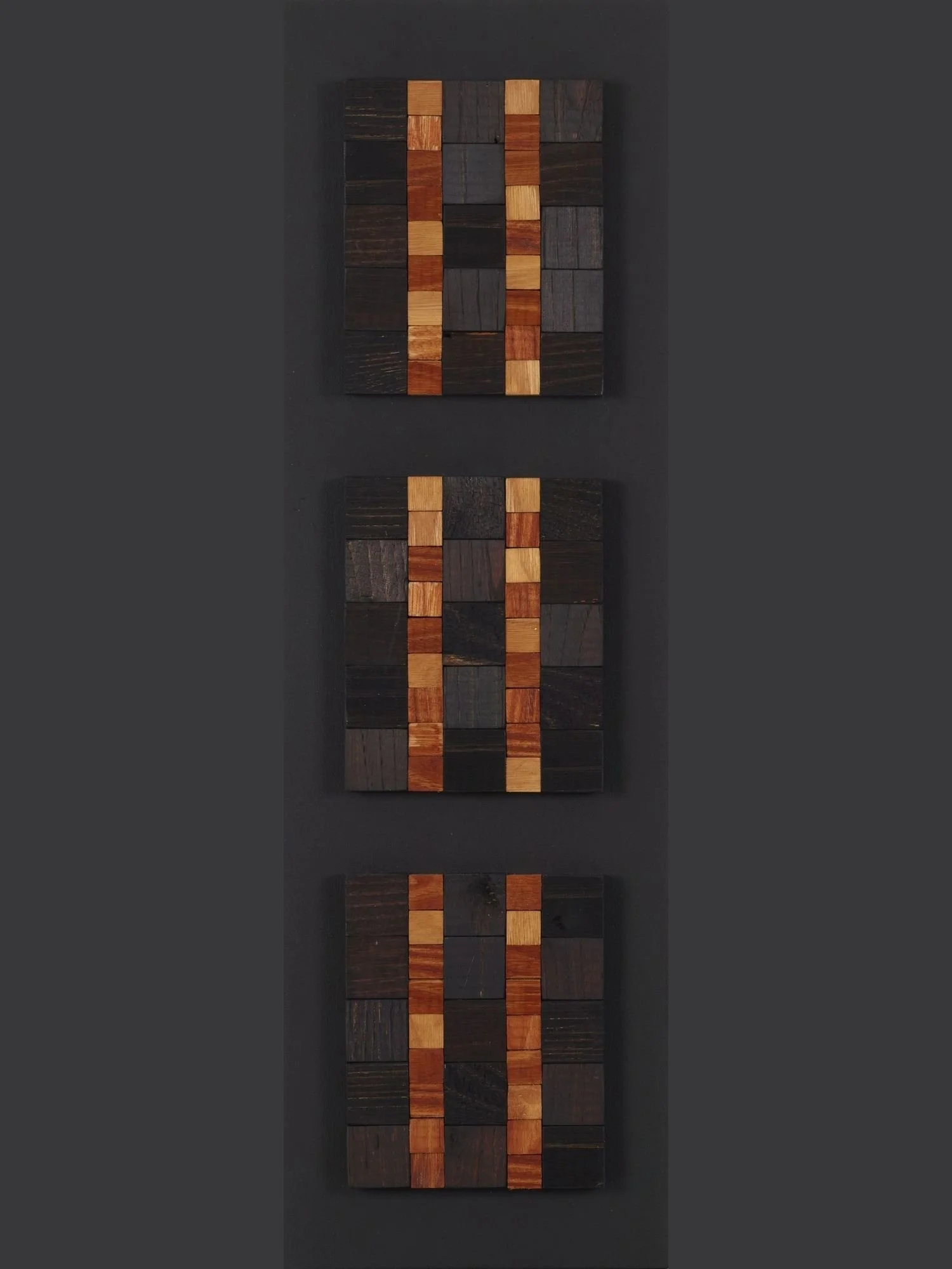tableau-bois-brut-bois-noir-geometrie-lignes-carres-matiere-trois-temps-symetrie-assemblage-composition-art-mural.jpg