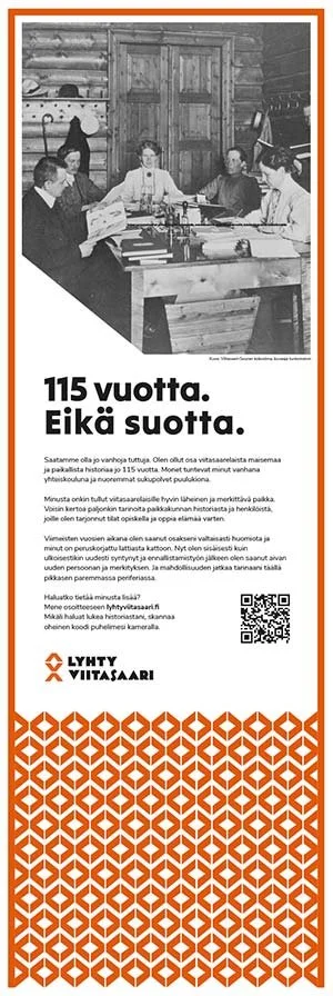 Mustavalkoinen kuva toimistossa, jossa viisi henkilöä istuu pöydän ääressä keskustelemassa. Taustalla paksut puiset ovet ja hylly, jossa on vanhoja esineitä. Alareunassa teksti "115 vuotta. Eikä siinä kaikki" ja lyhyt kuvaus historiasta ja yhteisistä muistoista.