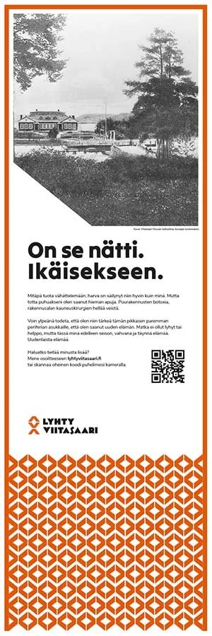 Mustavalkoinen kuva kaupungin rannasta, jossa on rakennuksia ja puita, sekä mainos viestistä, joka sisältää tekstiä ja QR-koodin.