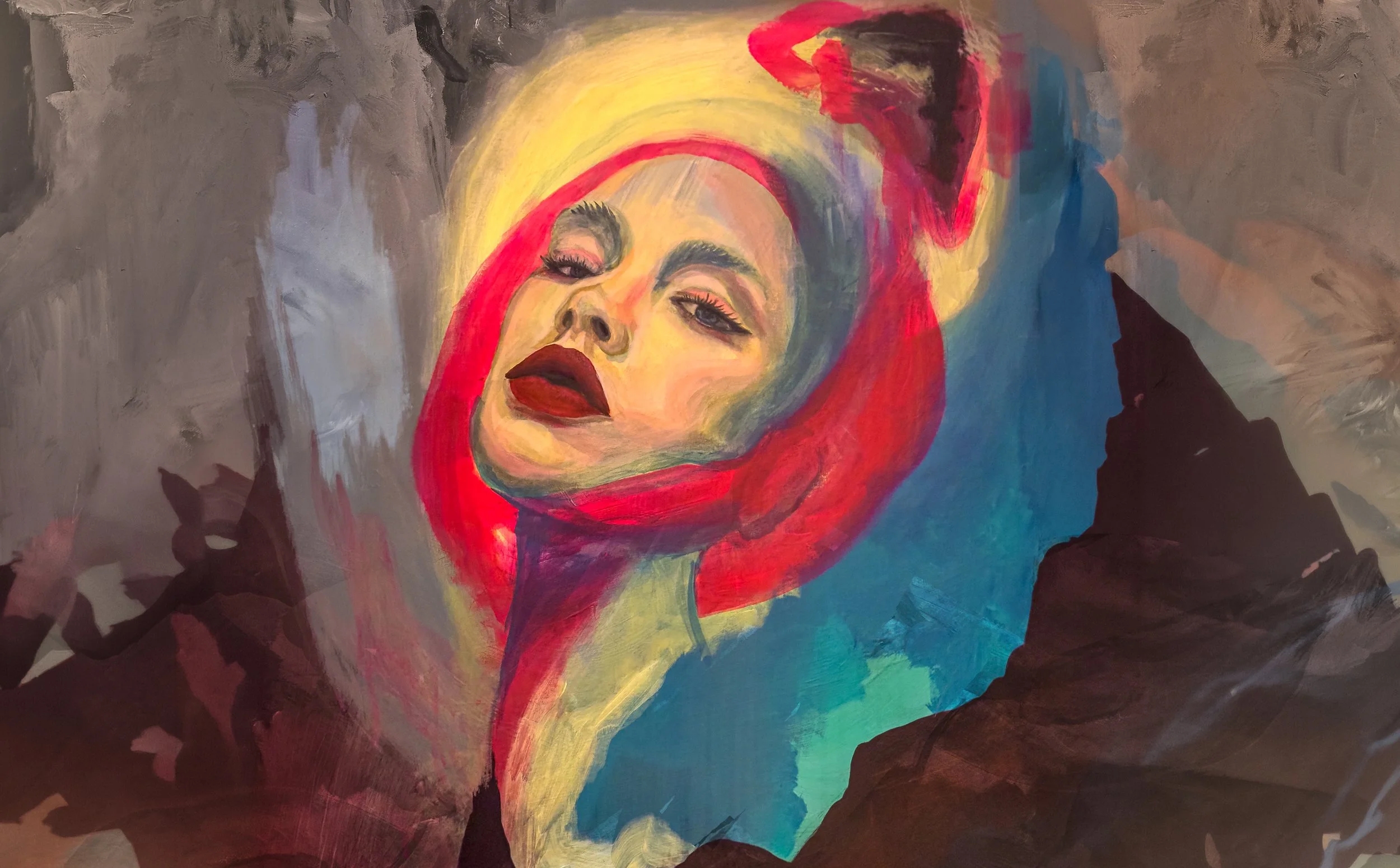 Kuvassa on taidemaalaus, jossa on naisen kasvojen lähikuva. Nainen katsoo suoraan eteenpäin ja hänen päässään on punainen huivi. Taiteellinen tyyli korostaa hänen kasvonpiirteitään ja meikkiä, erityisesti silmien ja huulien osalta, ja taustalla on värikkäitä ja abstrakteja sävyjä.
