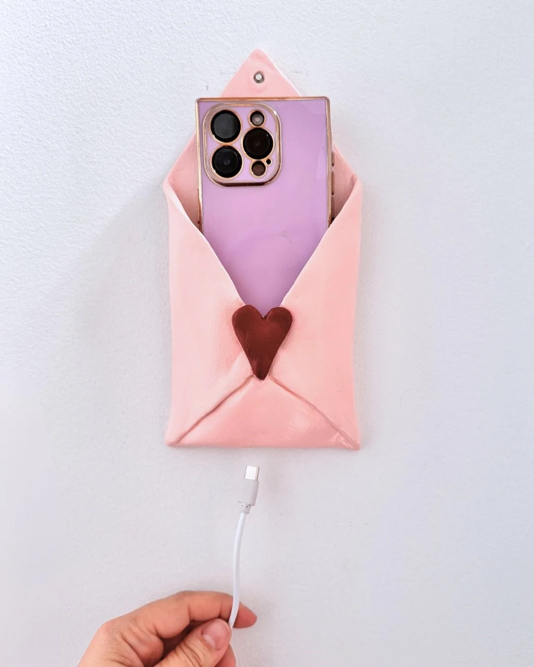 This adorable iPhone charging station envelope is stuck available in the shop. ❤️ for iPhone 15 and 16.