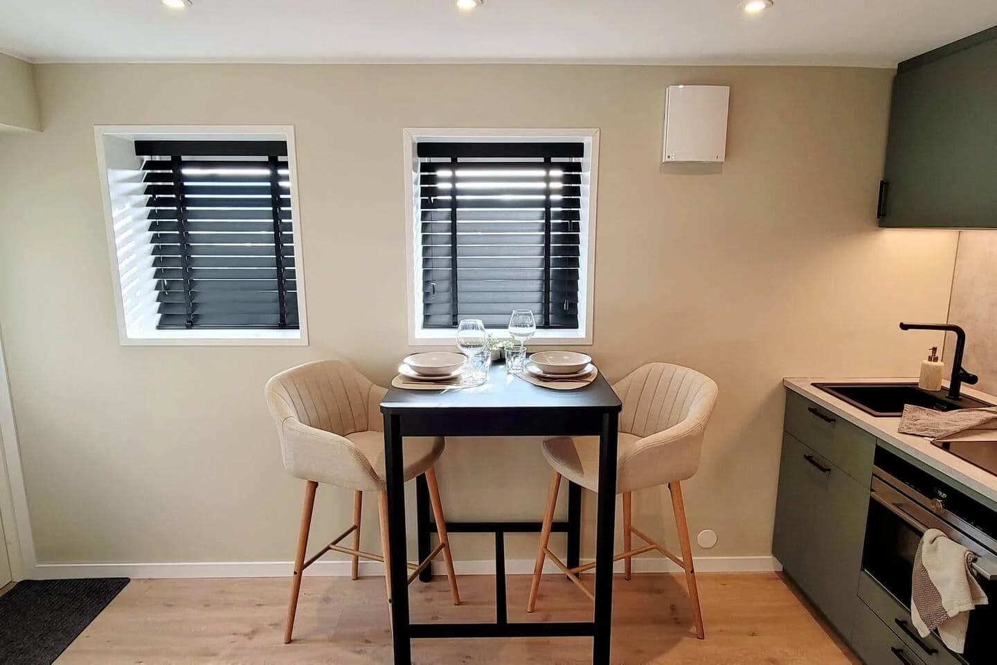 The dining area with mountain view