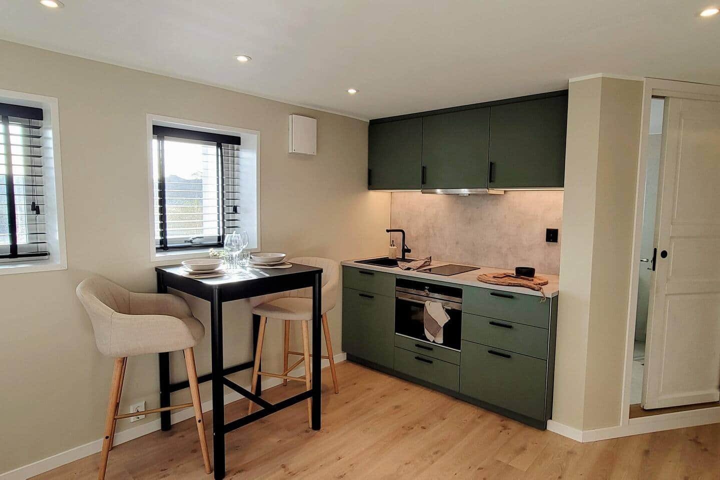 Fully equipped kitchen and dining area