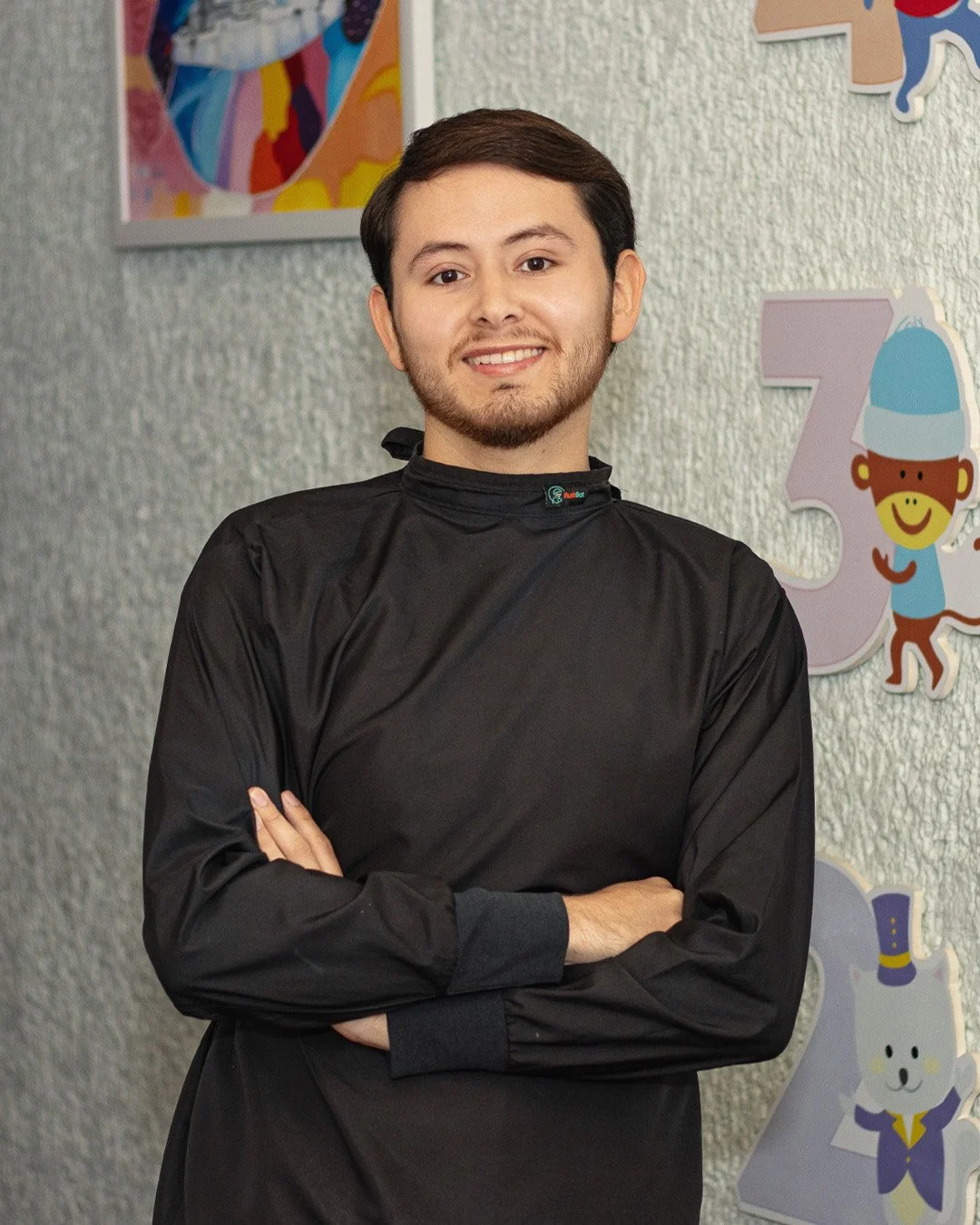 Dr. Antonio Longoria Especialista en odontopediatría ofreciendo cuidado dental profesional para niños y familias.