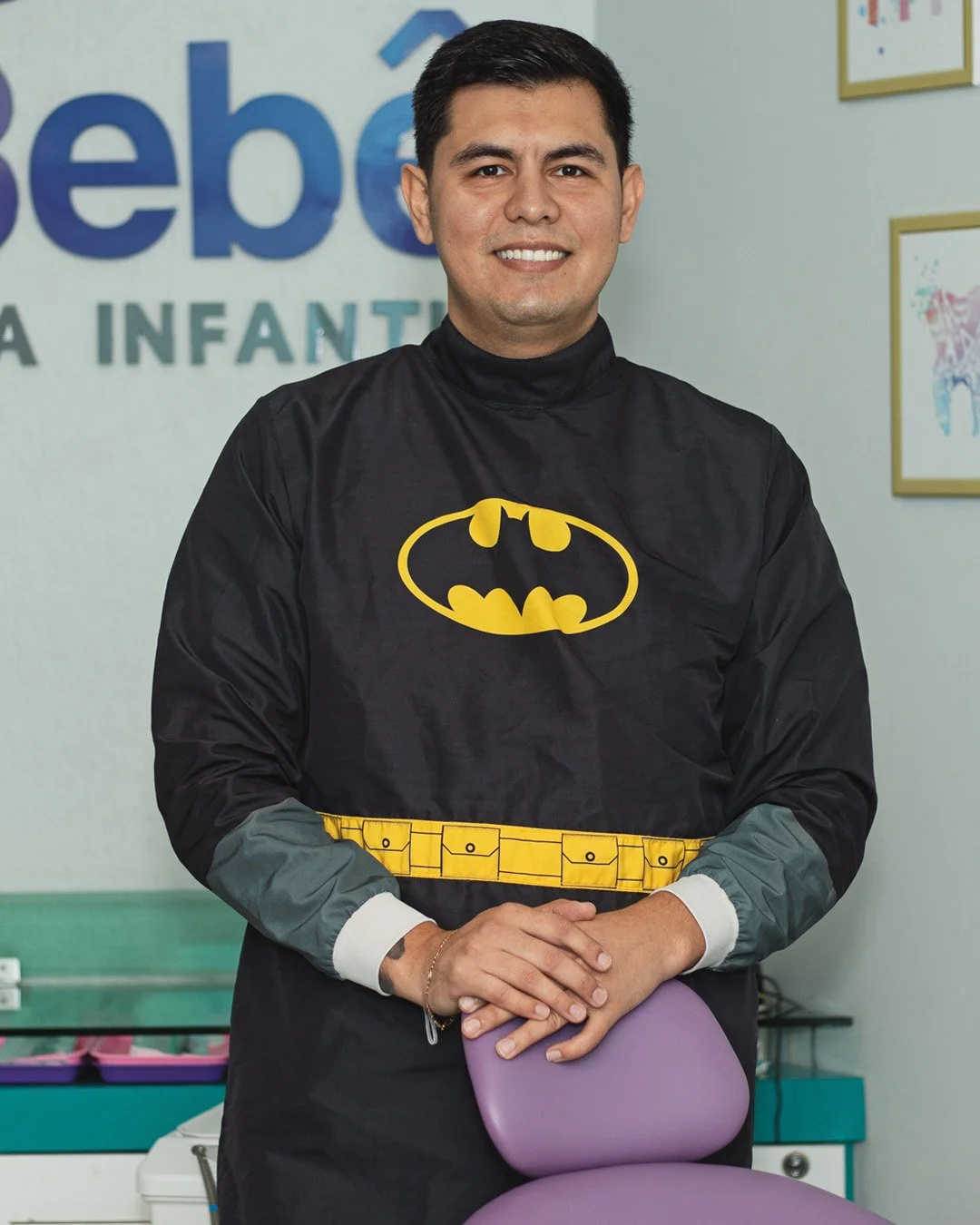 Dr. Jesus Corona Especialista en odontopediatría brindando atención dental preventiva para niños y adolescentes.
