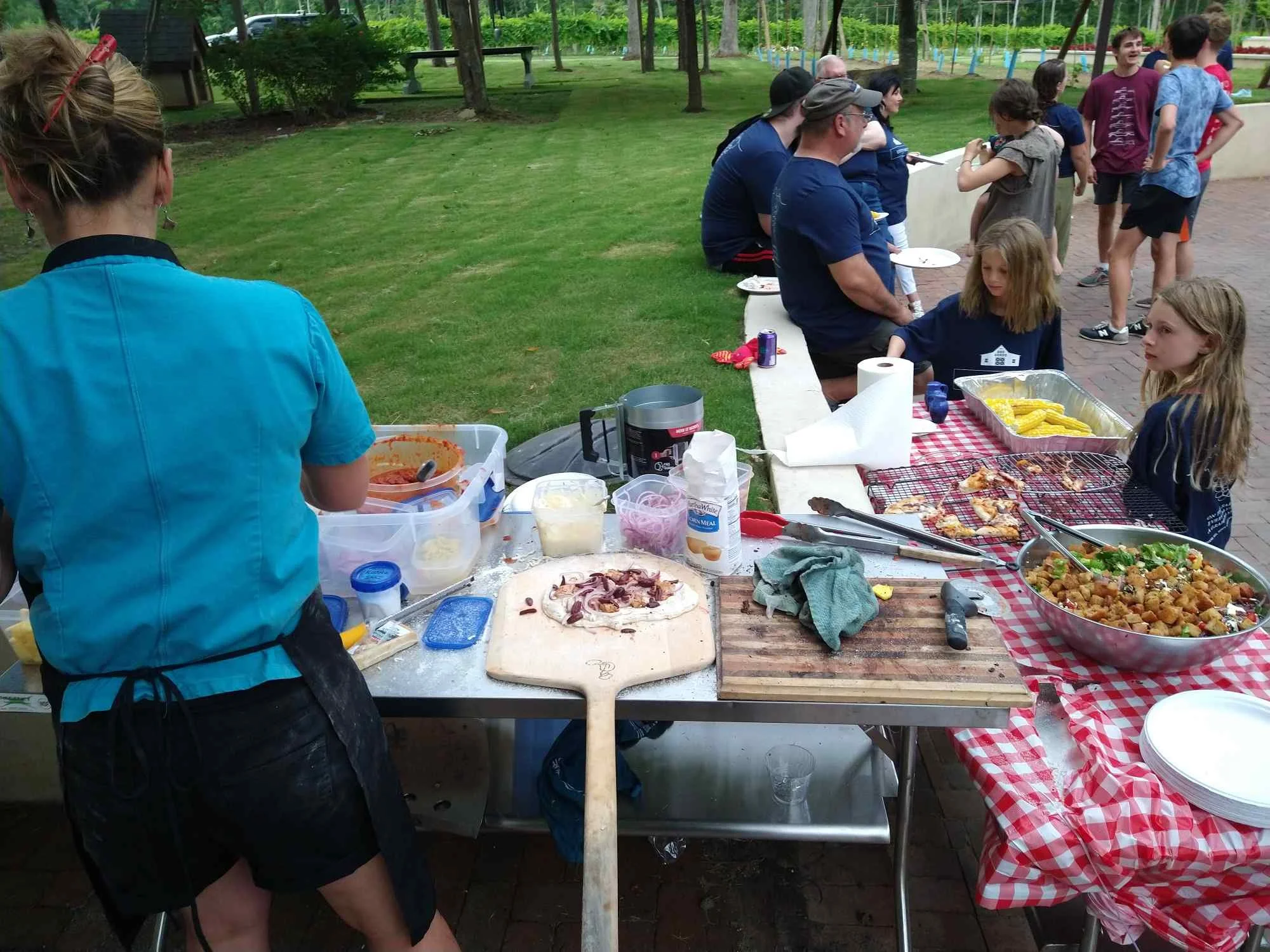 jenny makin da pizzas.JPG