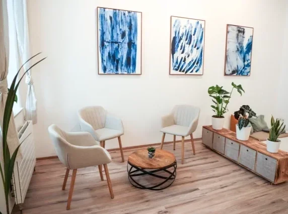 Praxisraum in 1060 Wien für ein ungestörtes Beratungssetting.
