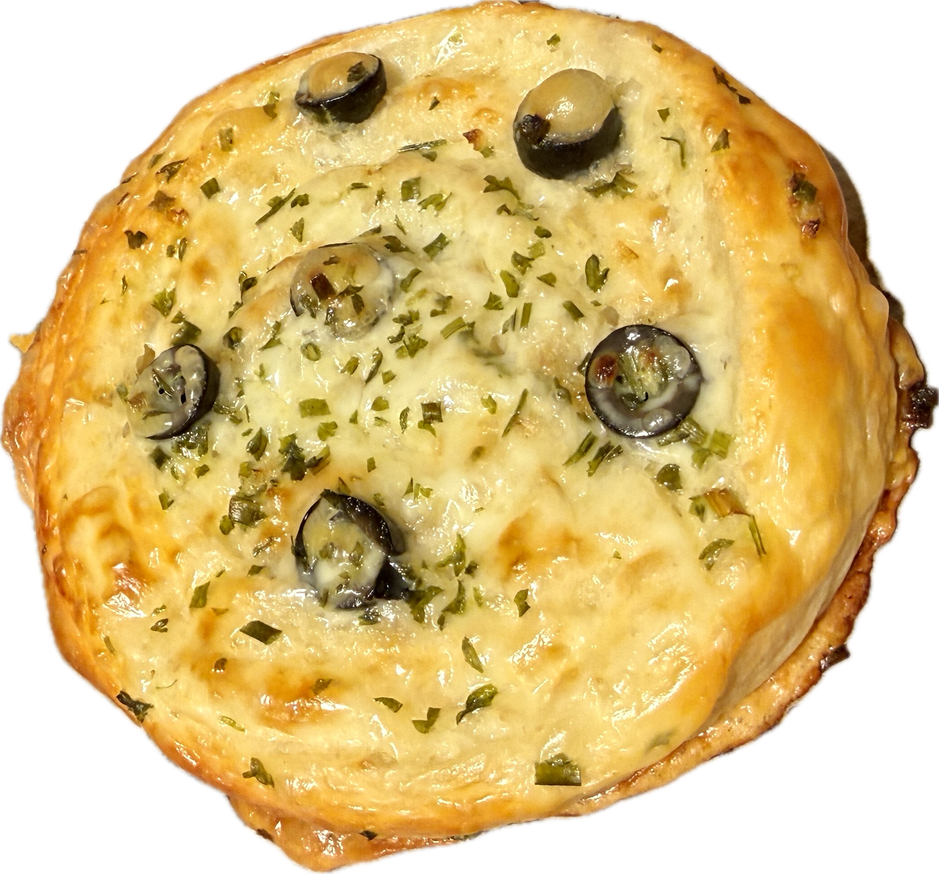 Oliven-Käseschnecke mit schwarzen Oliven, Käse und gehackten Kräutern.