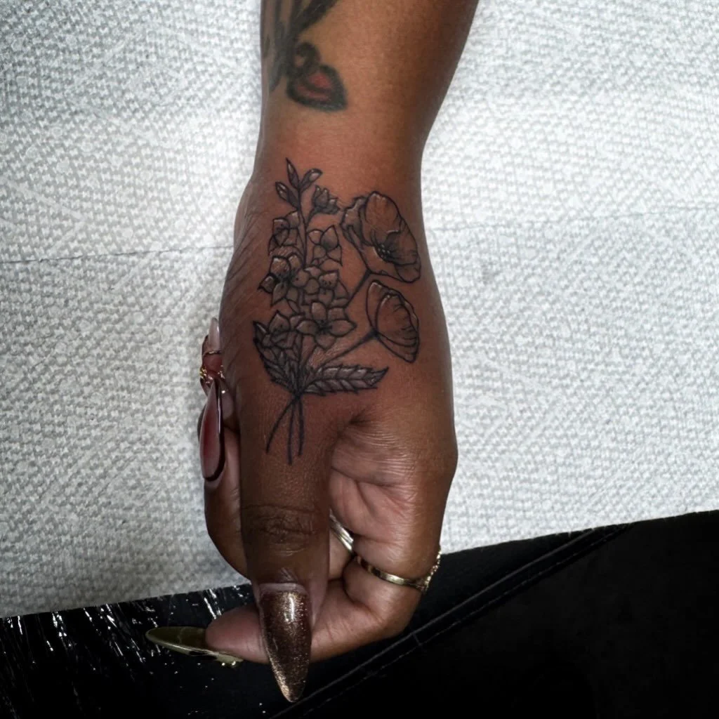 Fun little hand jammer I got to do a while back! 
#floraltattoo #handtattoo #blackandgreytattoo #portsaintlucie #stuarttattoos