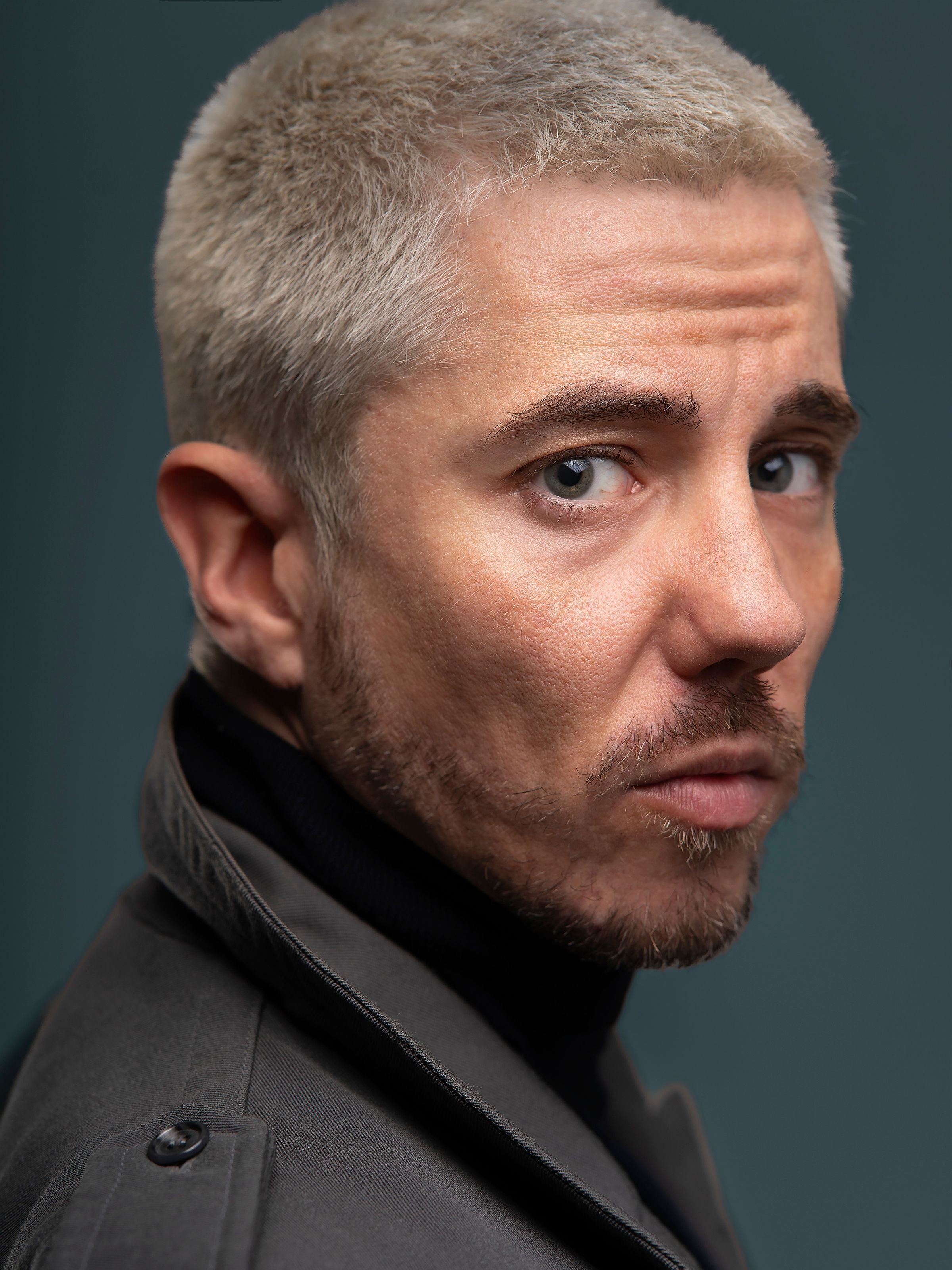 Gabriel Glorioso, attore – headshot cinematografico con cappotto scuro