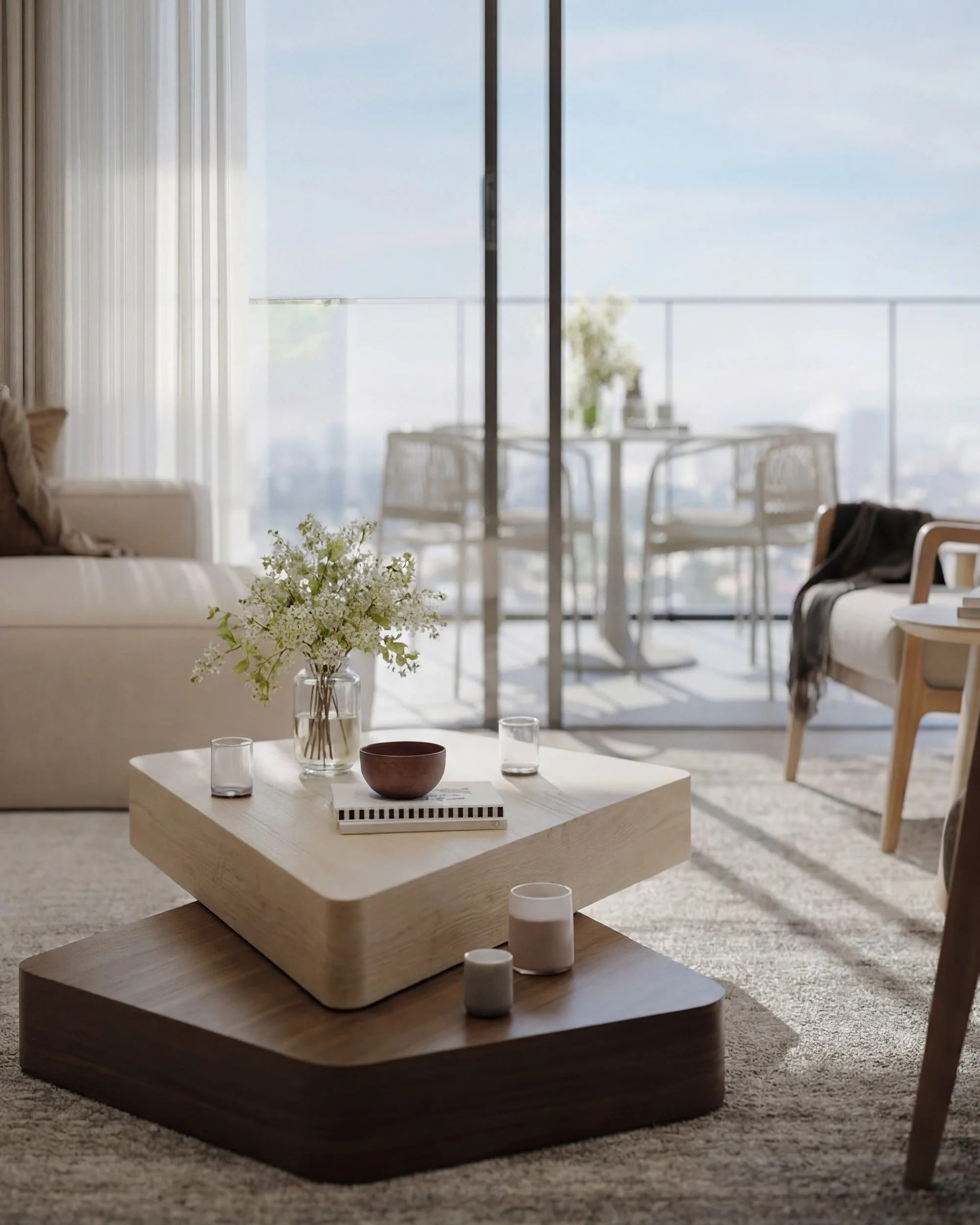 Mesa de café de madera con una decoración minimalista en un living con vista a un balcón con sillas y una vista panorámica de la ciudad y el mar.