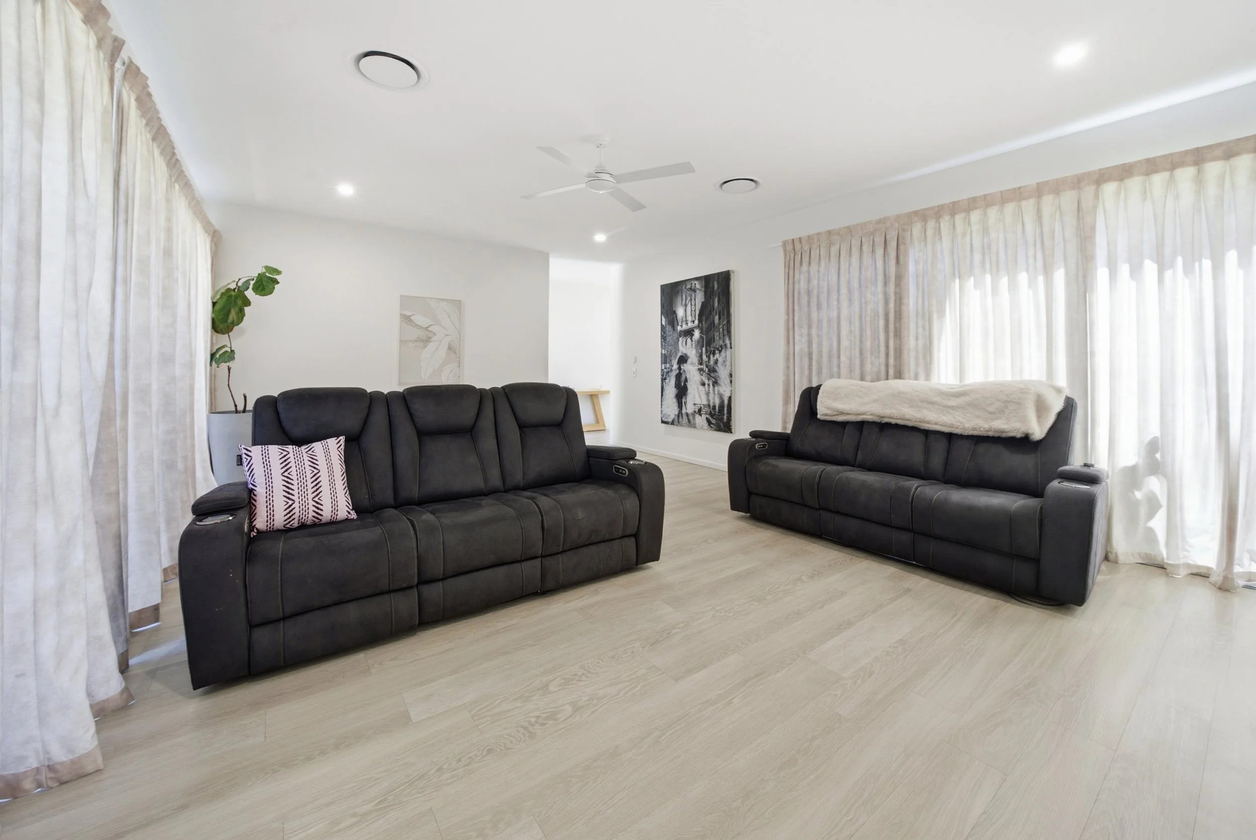 DSC00901_0009_remove the clutter and blanket in the corner.jpg