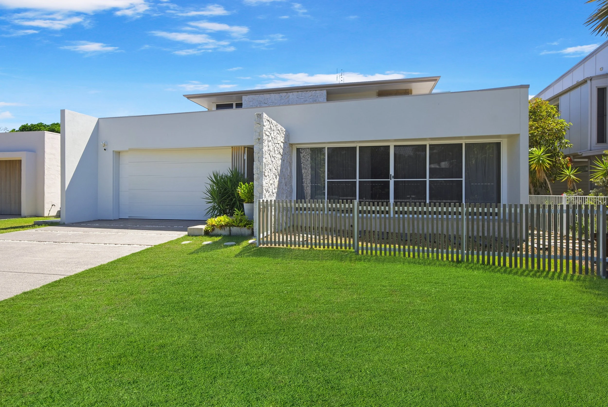 DSC00901_0010_Remove the sale sign on the fence.jpg