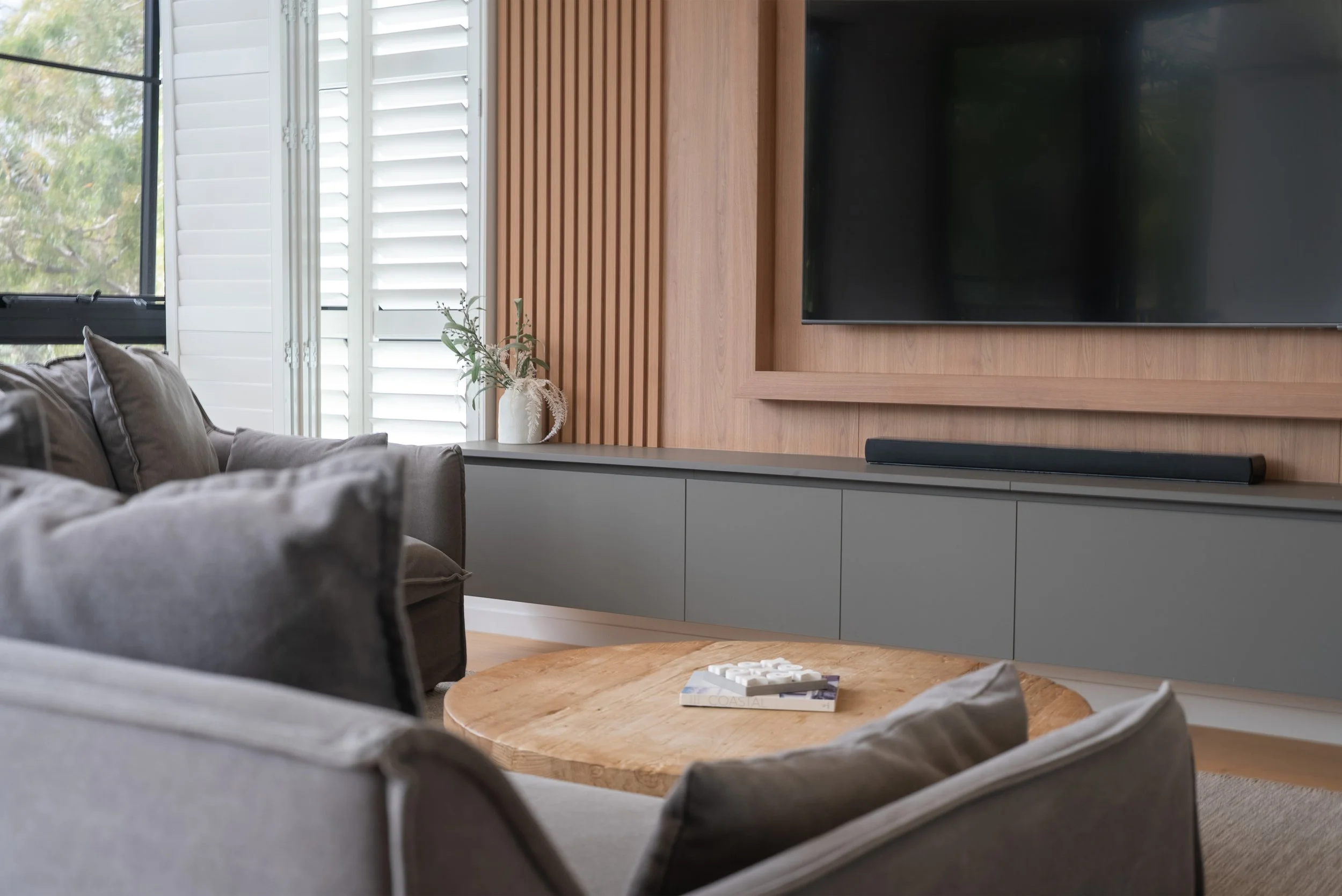 2fb56a6b-a5bc-419a-a240-434186f0dc50_0000_remove all reflection from tv screen.jpg