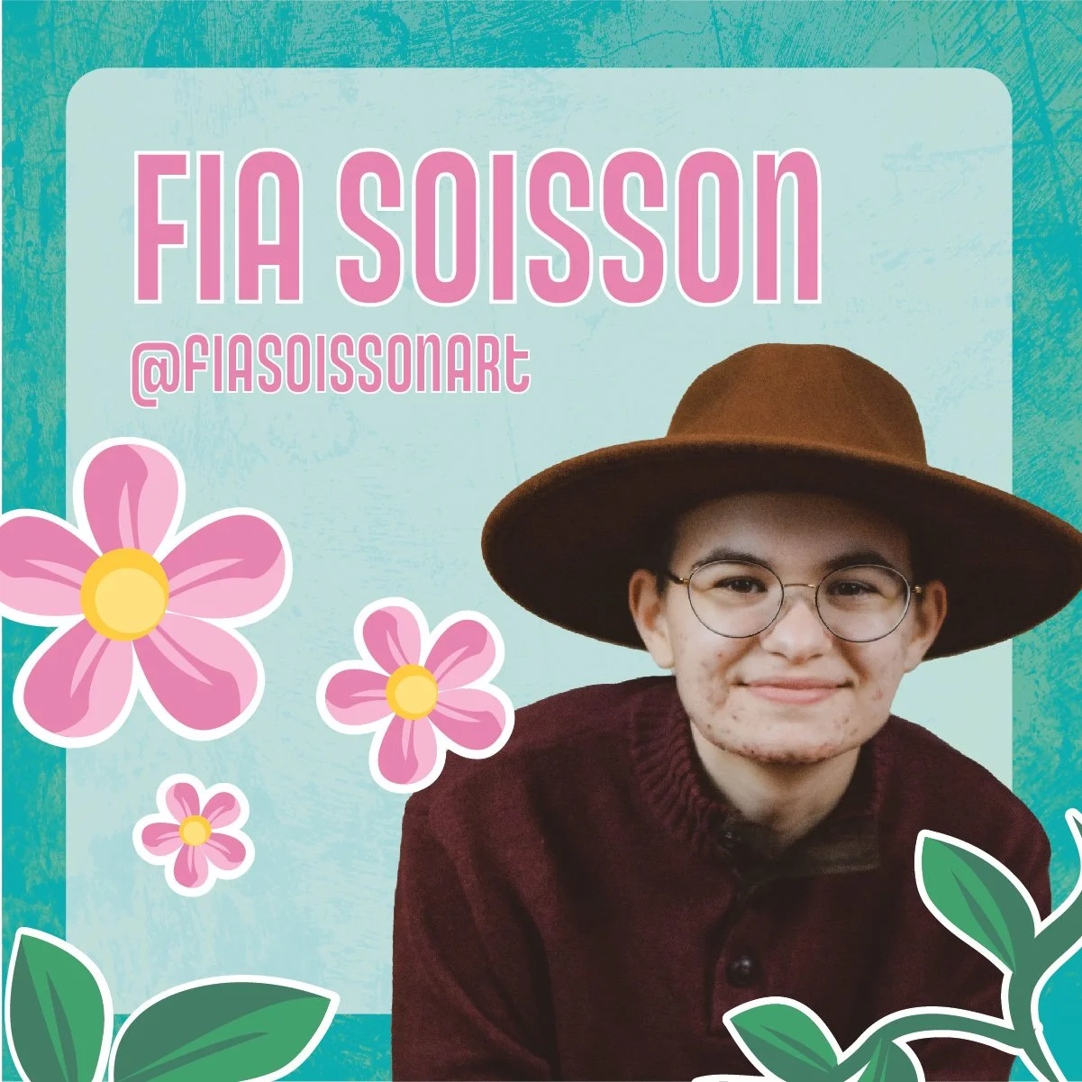 A person with glasses, freckles, in a dark sweater and wide-brimmed hat, smiling in front of a light blue background with pink flowers and green leaves. Text reads 'FIA SOISSON @FIASISOISSONARE'.