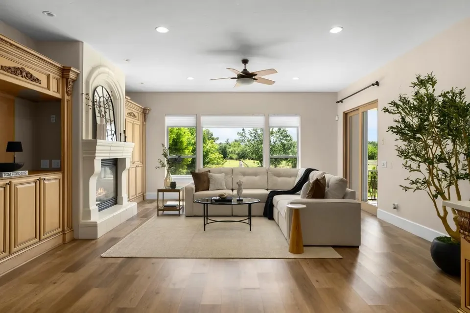 Roseville 6 - Living.webp