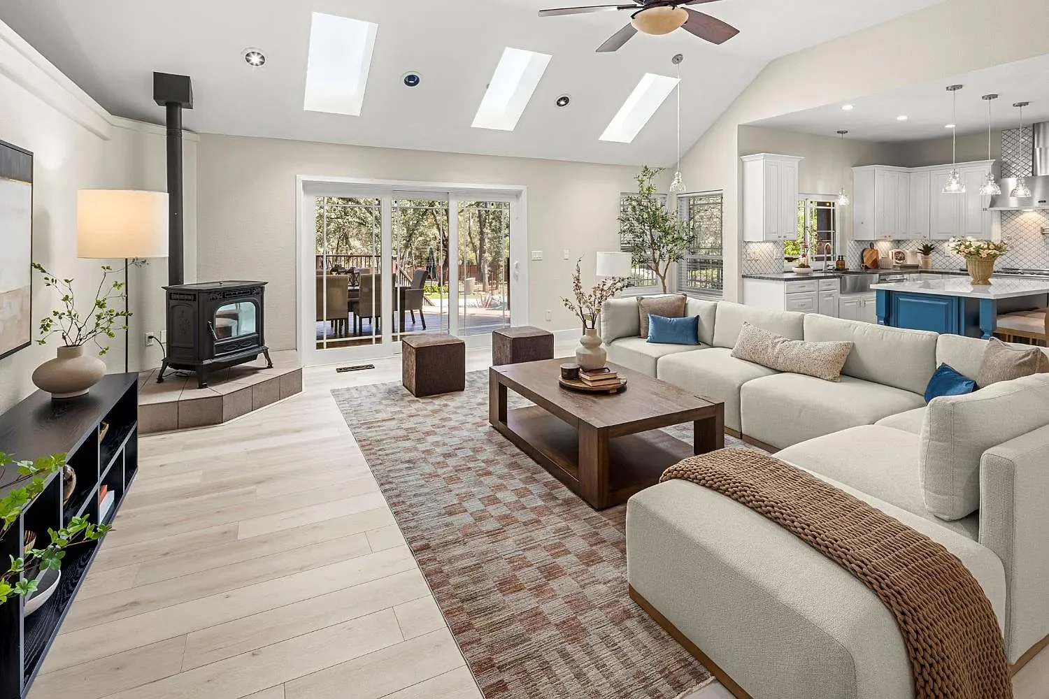 Auburn 10 - Living room.webp