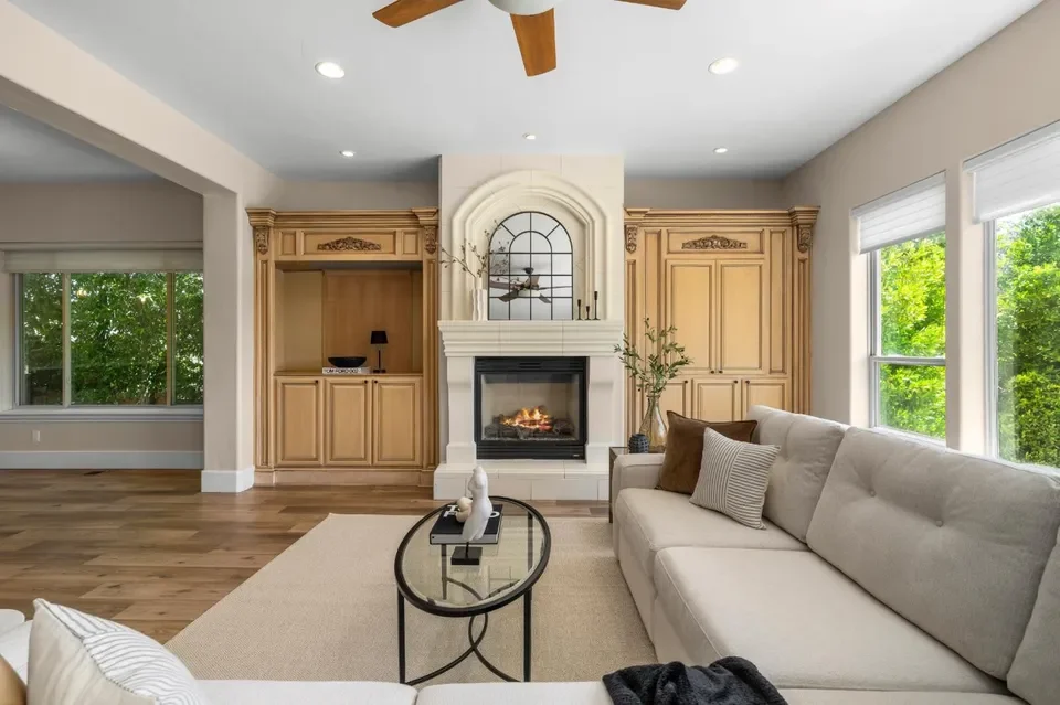 Roseville 8 - Living.webp