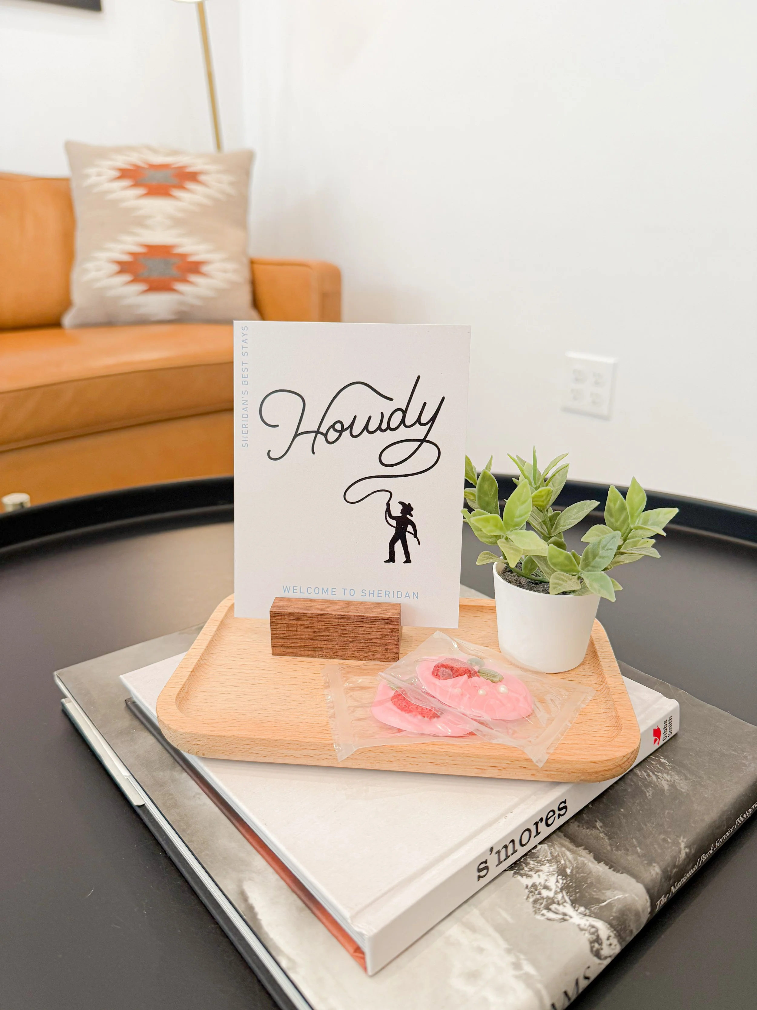 ate Checkout WY guest welcome tray with handwritten Howdy card and homemade treats — personally hosted vacation rentals Sheridan Wyoming