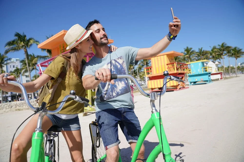Two people meeting in Miami