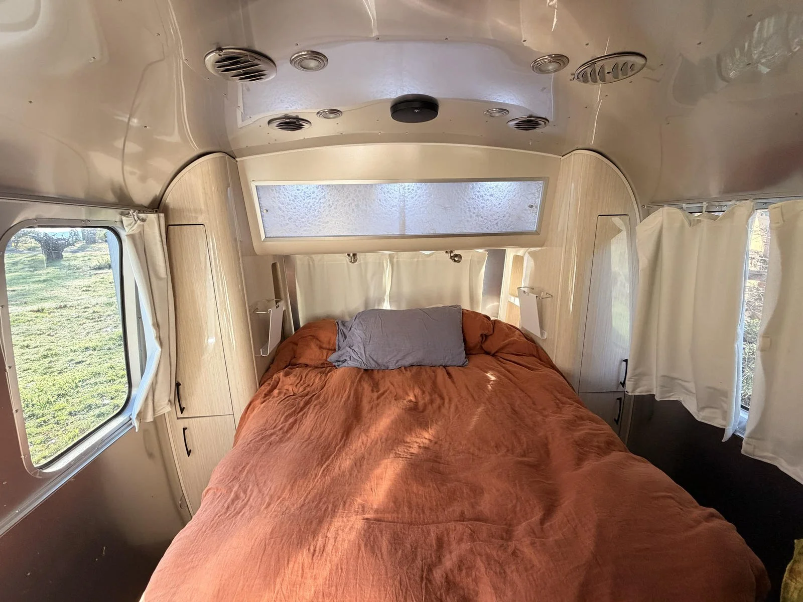 Big airstream queen bed_result_result.jpg