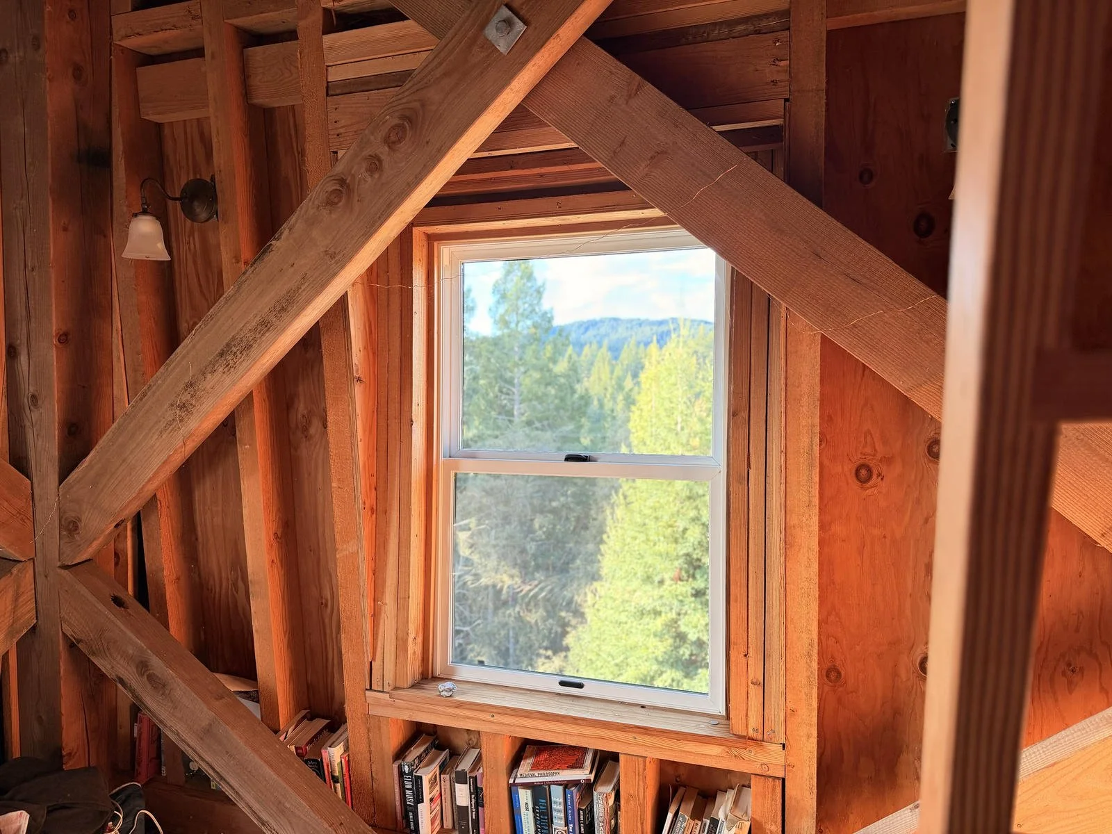 1Window in mezzanine of water tower_result.jpg
