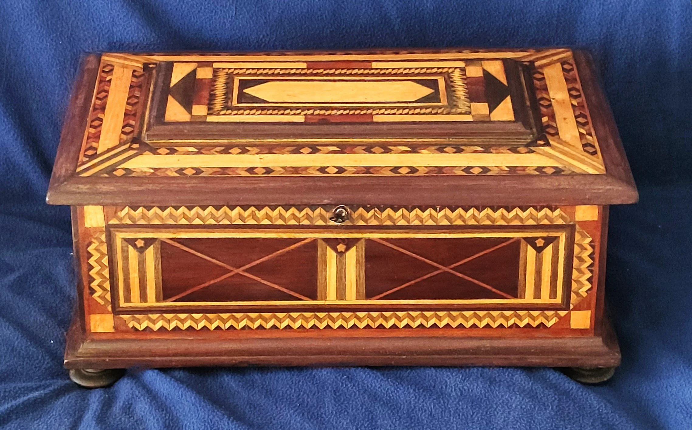 68-MARQUETRY FLAGS BOX.jpg