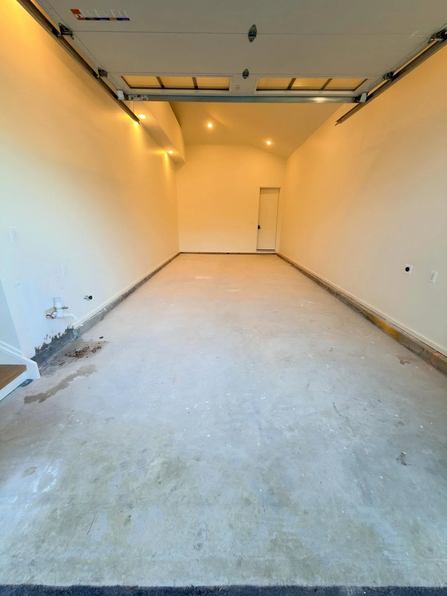 Check out this double garage! Lovely setup at this house in #franklinlakes. Client chose #cabinfever #decorative #flakes for their #polyaspartic #polyasparticcoating #onedayfloor #simiron #simironcoatings #elite #elit3garagefloors #avantbuilders