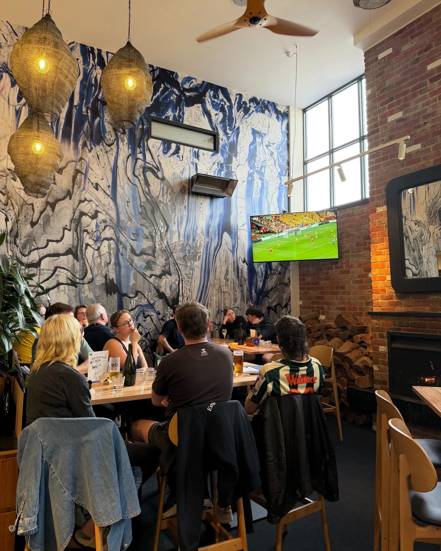 At Hampton Hotel, we love live sport. With multiple screens throughout our Footy Lounge, you can make our lounge your lounge whenever there&rsquo;s a big game on.

From AFL Thursday through Sunday to major sporting events throughout the year, we&rsqu