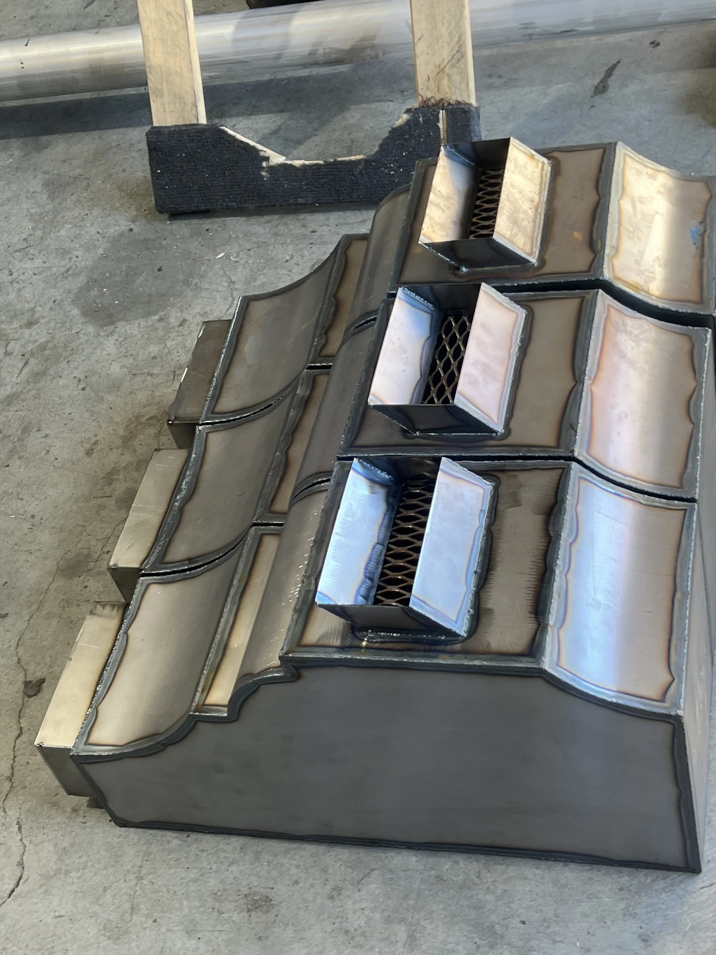 This project features a professionally fabricated and installed commercial gutter water collector head in the Dallas–Fort Worth area. Designed for high-capacity drainage, the collector head efficiently channels rainwater from the gutter system into t