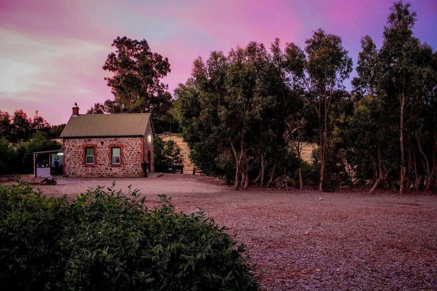 Did someone say pink? 🎨 
.
.
.
.
.
.
.
.
.
.
#adelaide #house #casa #australia  #southaustralia #love #amor #throwback #photography #photooftheday #sunset #explore #holidays #friends #brasileiros #brazilian #sunrise #churchcamp #youth #church #natur