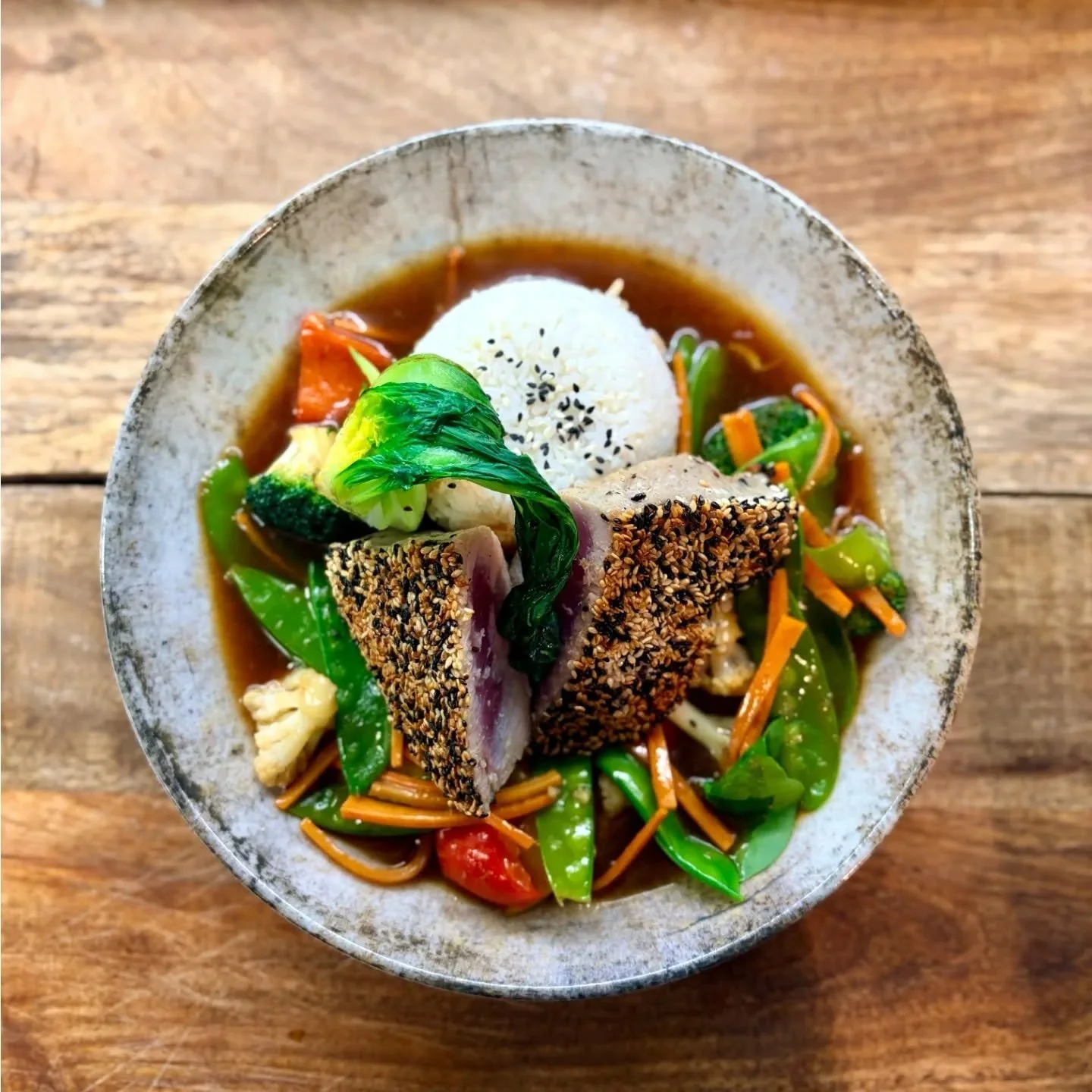 Neue Wochenkarte im Martinus!

Thunfischsteak 🐟 - Eben noch in den weiten der Ozeane geschwommen um dann fangfrisch im Martinus auf dem Teller zu landen. Im perfekten Einklang mit w&uuml;rzigen asiatischen Noten, ger&ouml;stetem Sesam, knackigem Gem