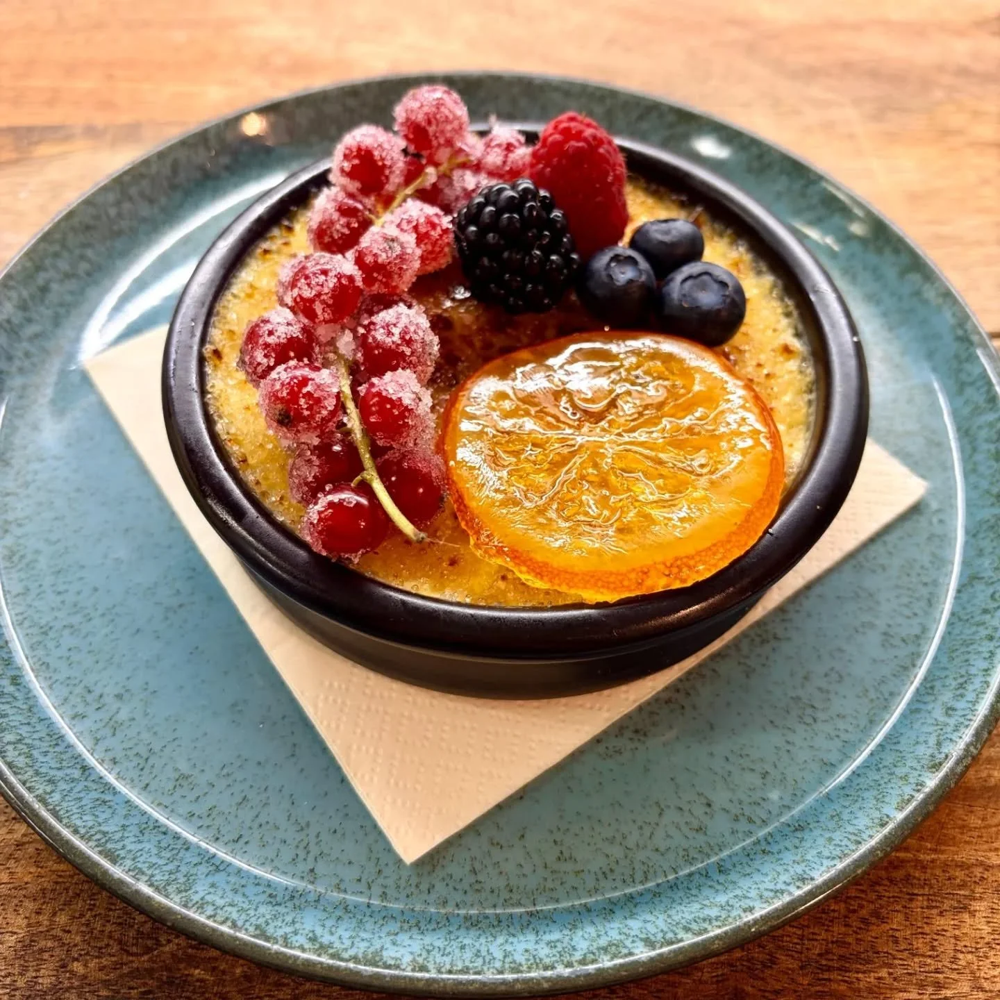 Neue Wochenkarte im Martinus!

Warum nicht einfach mal mit dem Dessert 🍮 starten?
- bei diesem Eyecatcher eigentlich fast unm&ouml;glich!

Crema Catalana 🍊 - traditionelle katalonische Creme mit sanften Aromen von Zimt und Orange, knackiger Karamel