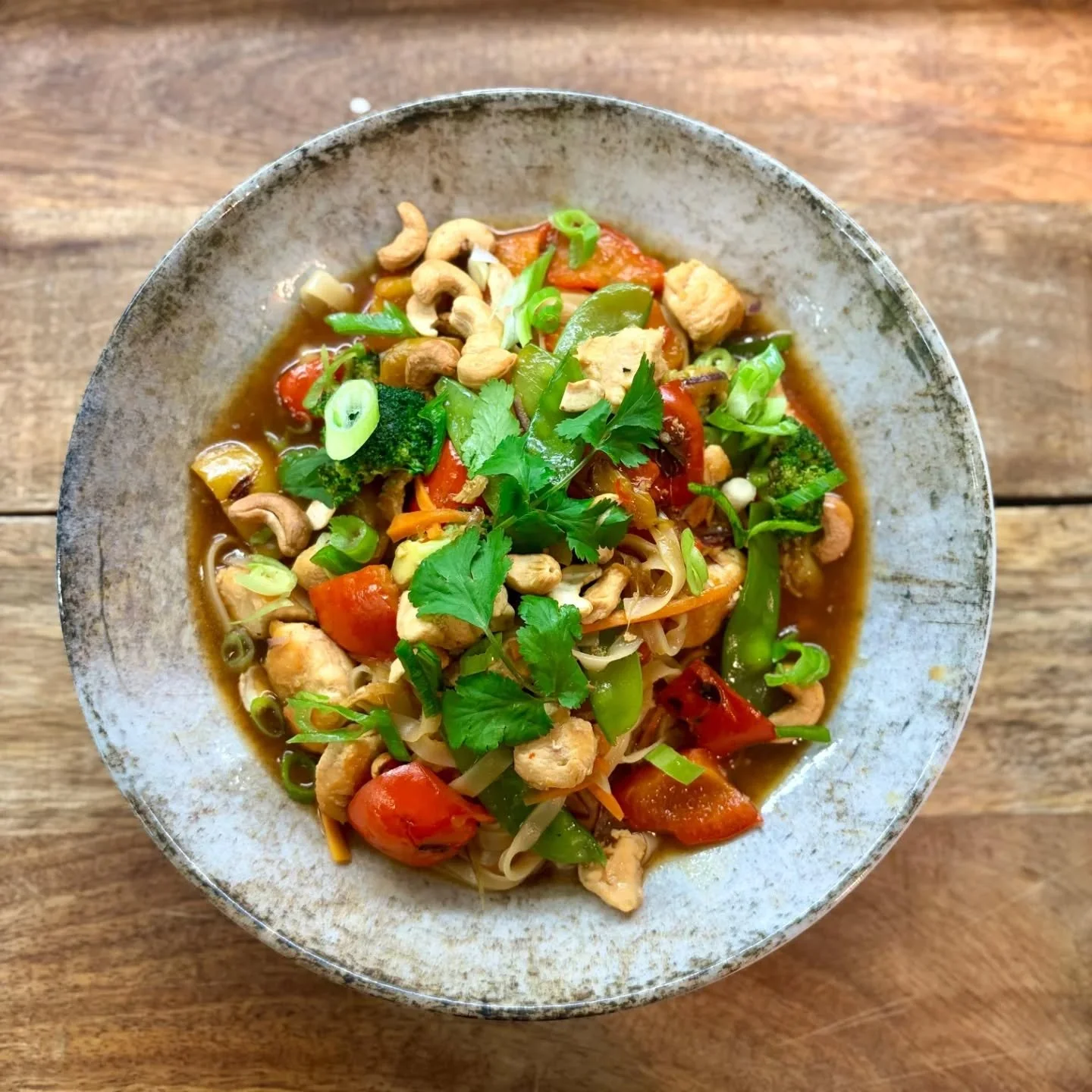 Neue Wochenkarte im Martinus! 🥘

Gewoktes Huhn 🍜 - Kr&auml;ftige Aromen aus S&uuml;dostasien vereint mit heimischem Huhn, knackigem Gem&uuml;se, Reisnudeln &amp; frischem Koriander
- Umami pur 🫶🏼

Rote Beete Gnocchi 🫜 - in cremiger Gorgonzolaso&