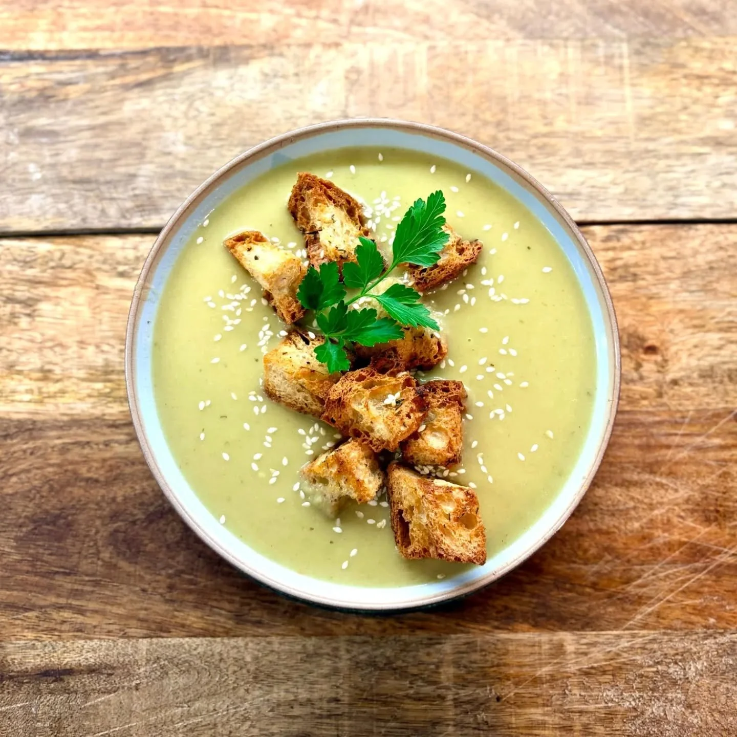 Neue Wochenkarte im Martinus! 🧆

Lauchcremesuppe 🥬- der Winterklassiker schlechthin mit ger&ouml;stetem Sesam &amp; ofenfrischen Cro&ucirc;tons

Muhammara 🌶️ - von uns neu interpretiert.
W&uuml;rzige Grillaromen der Levante auf k&ouml;stlichem R&o